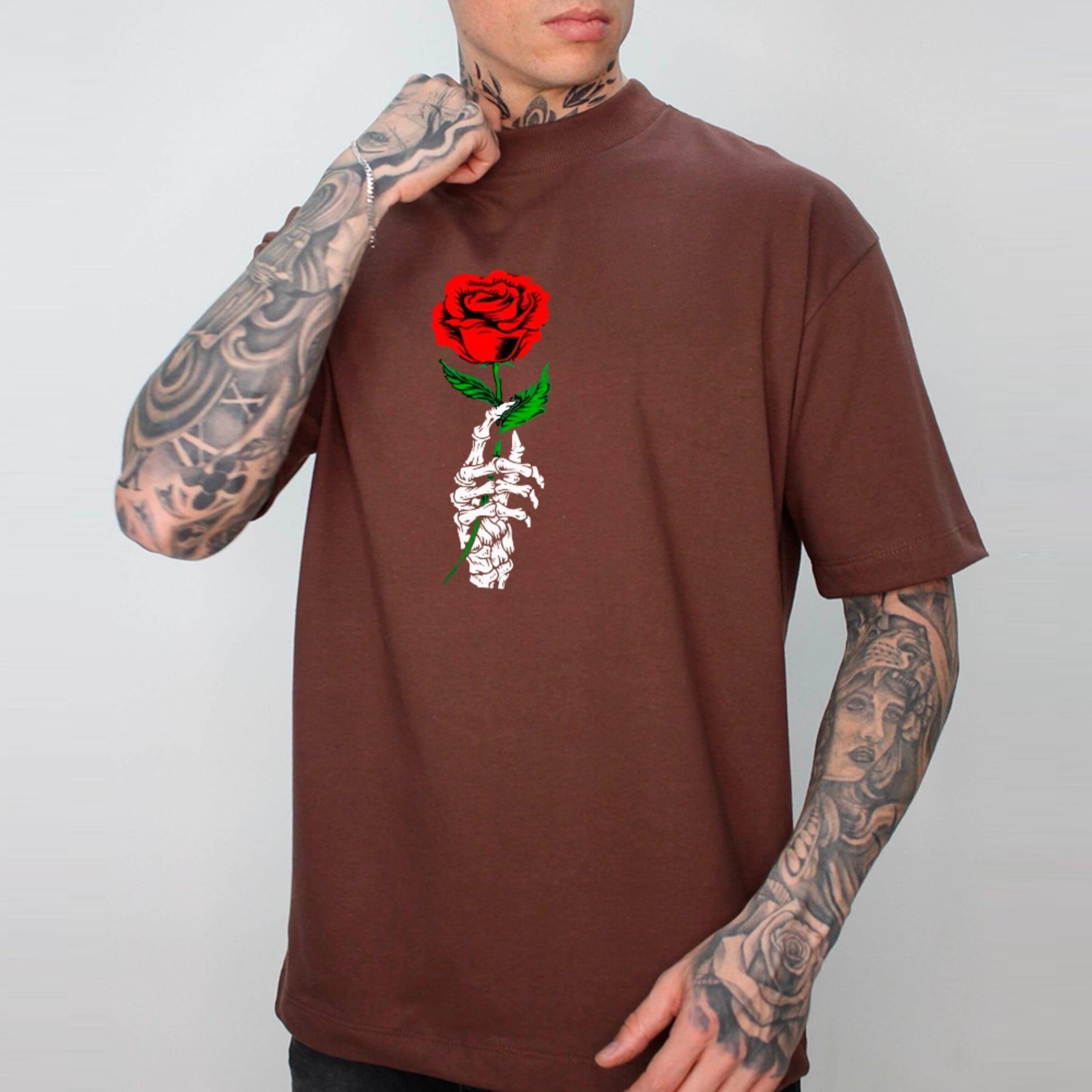 Camiseta Ousy Mão Esqueleto e Rosa Vermelha Oversized Unissex Marrom