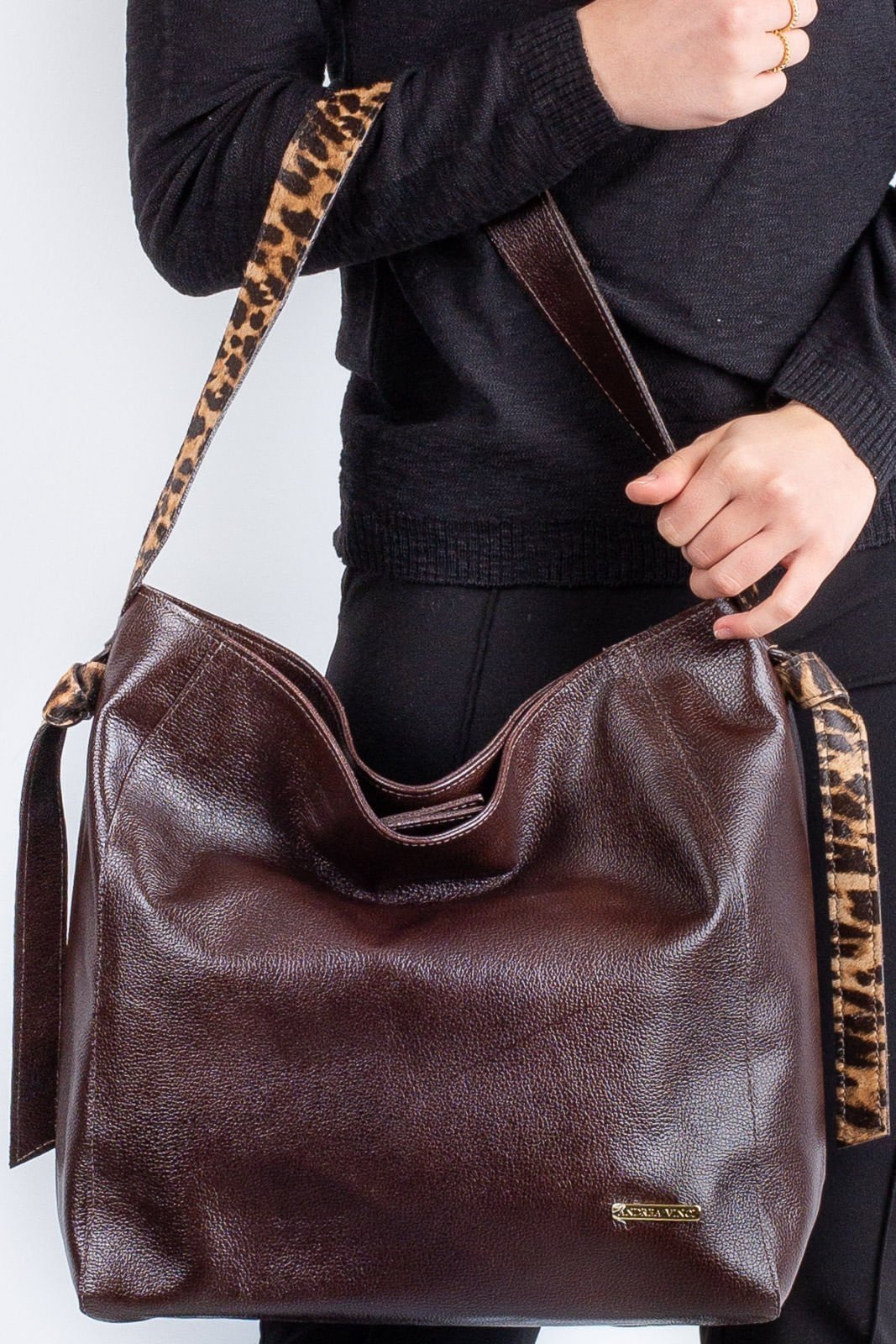 Bolsa sacola de ombro em couro estampado Mara - Café