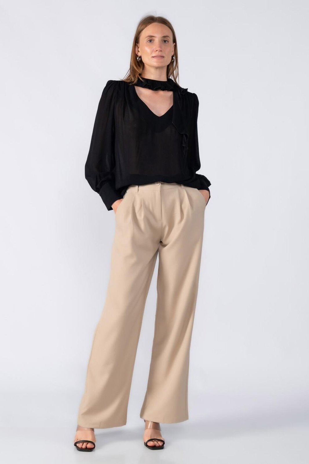 Blusa em viscose babado na gola Preto