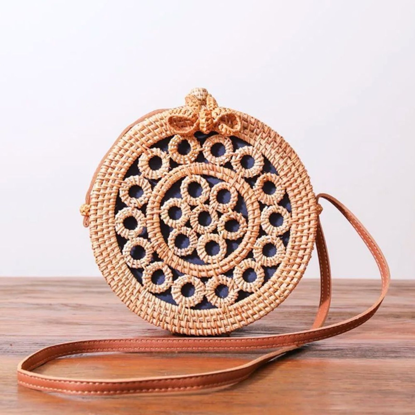 BOLSA DE PRAIA DE RATTAN ESTRUTURADA COM FORRO – MALDIVAS – Azul – MELLOW BRAZIL