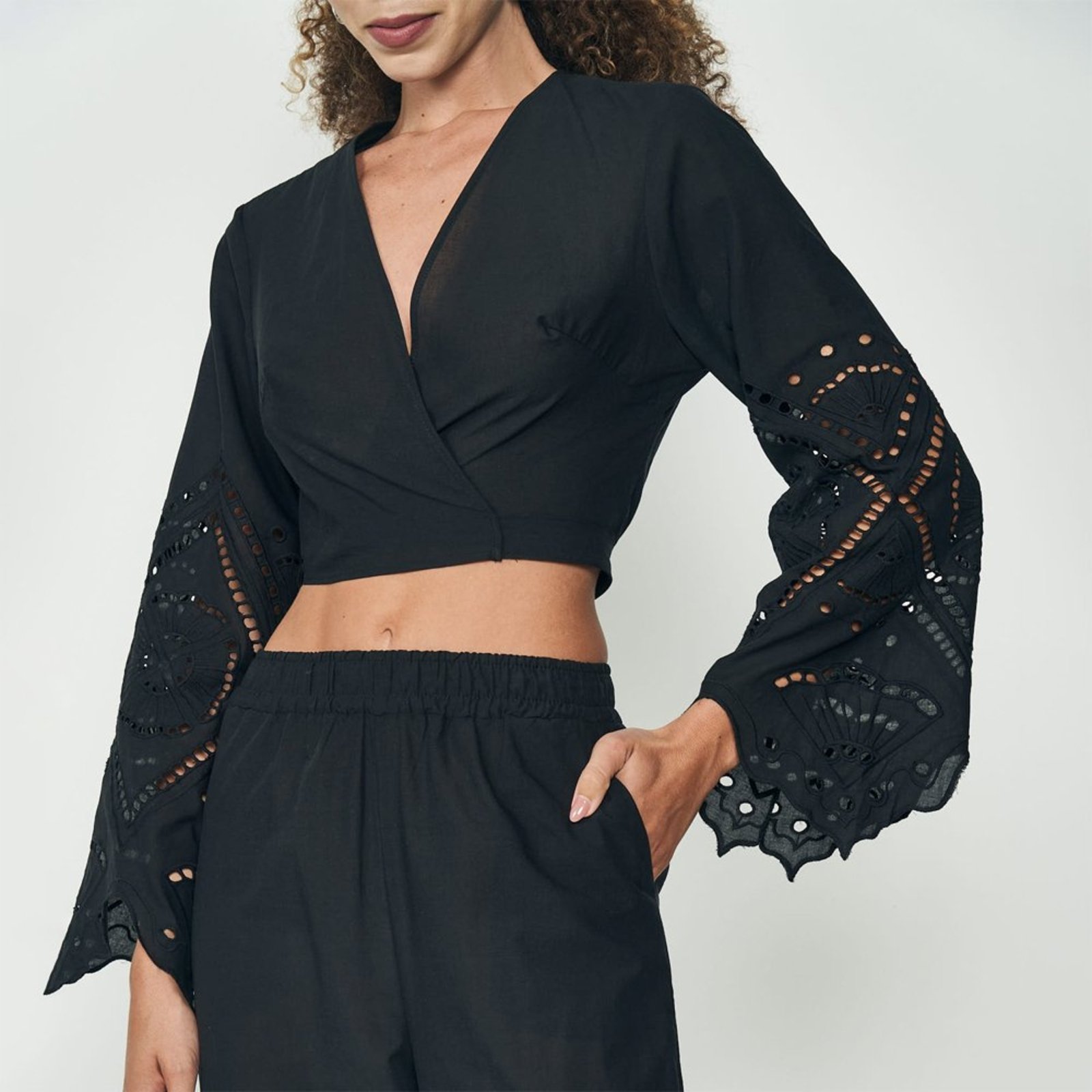 Vista 2 Blusa Colcci Cropped Bordada Ou25 Feminino preto Colcci preto