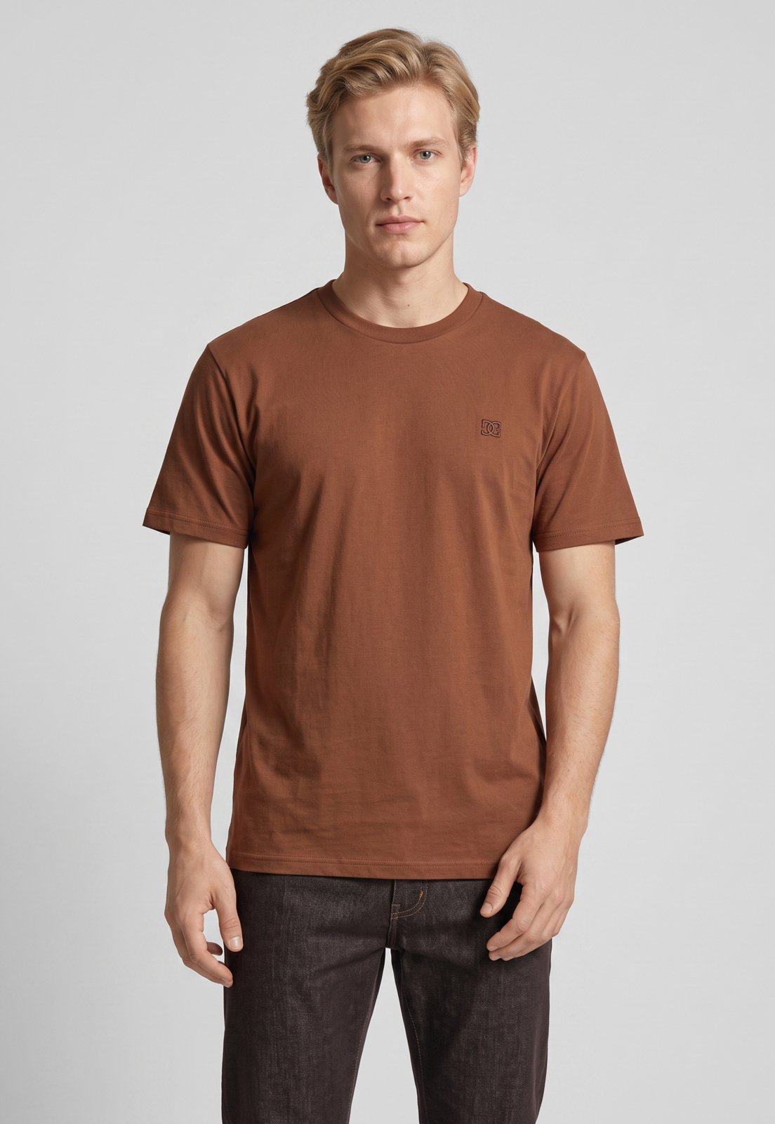 Camiseta Masculina DC Shoes Embroidery Marrom