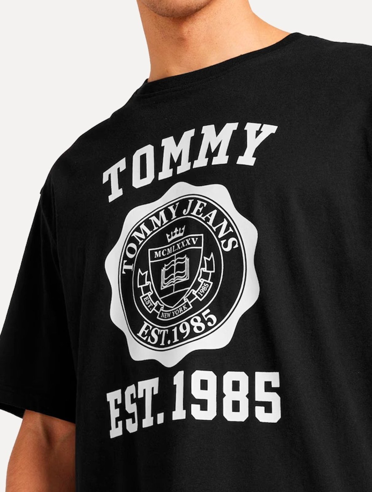 Vista 3 Camiseta Tommy Jeans Masculina Oversized Varsity Badge Preta preto Tommy Jeans preto