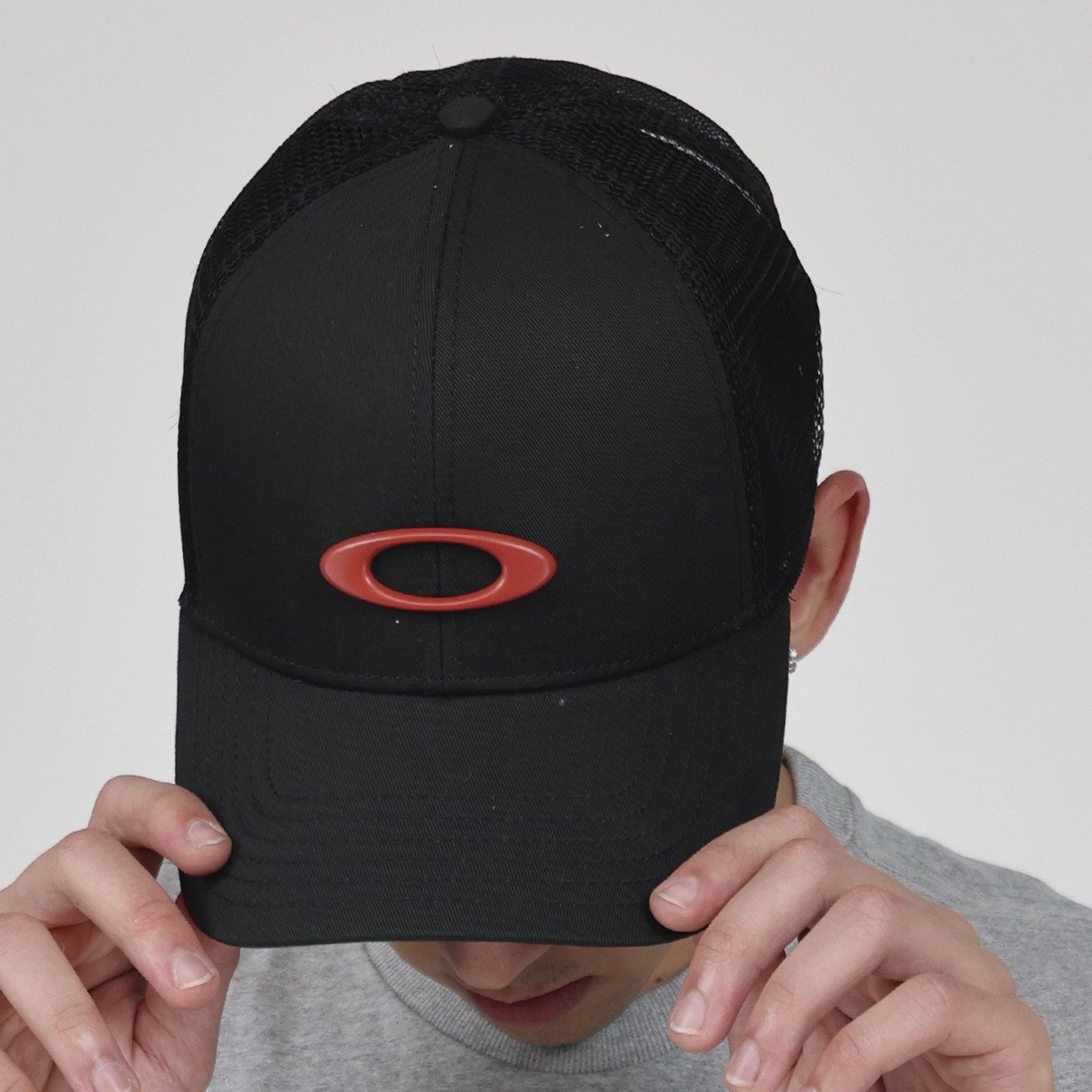 Bone Oakley Trucker Hat Logotipo Ellipse - Pitch Black/Flame Red