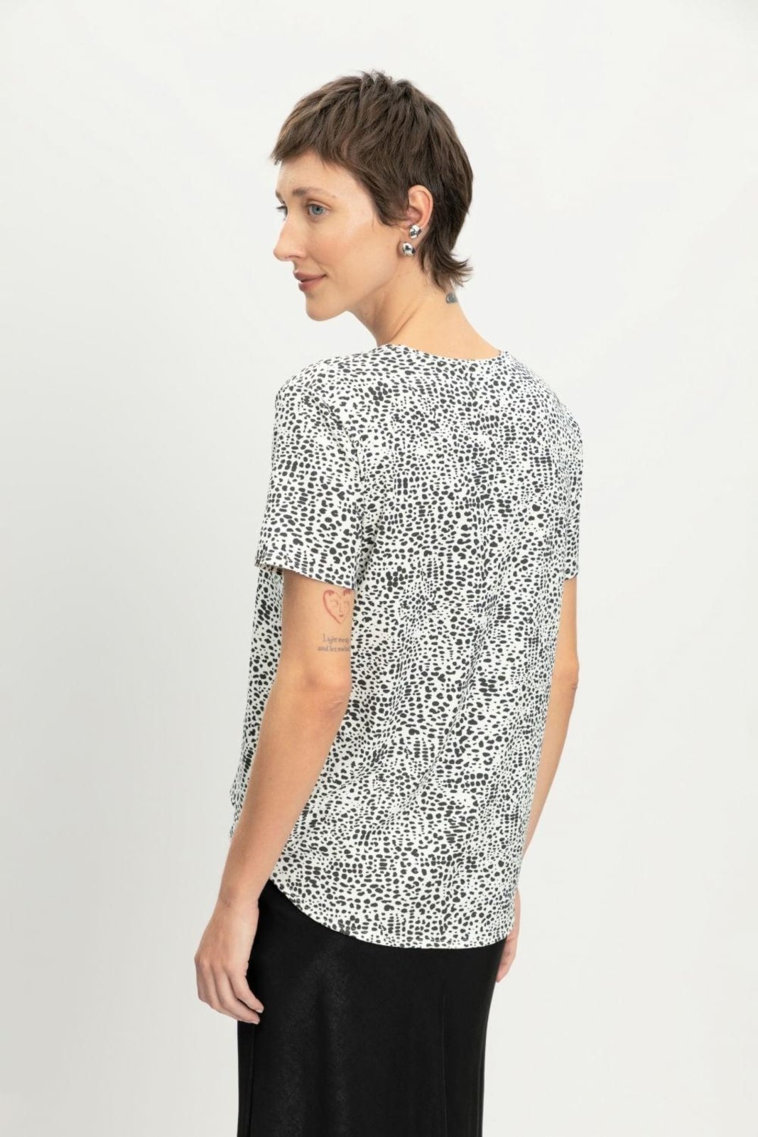 Vista 3 Blusa feminina estampada em viscolycra Essendi preto Essendi preto