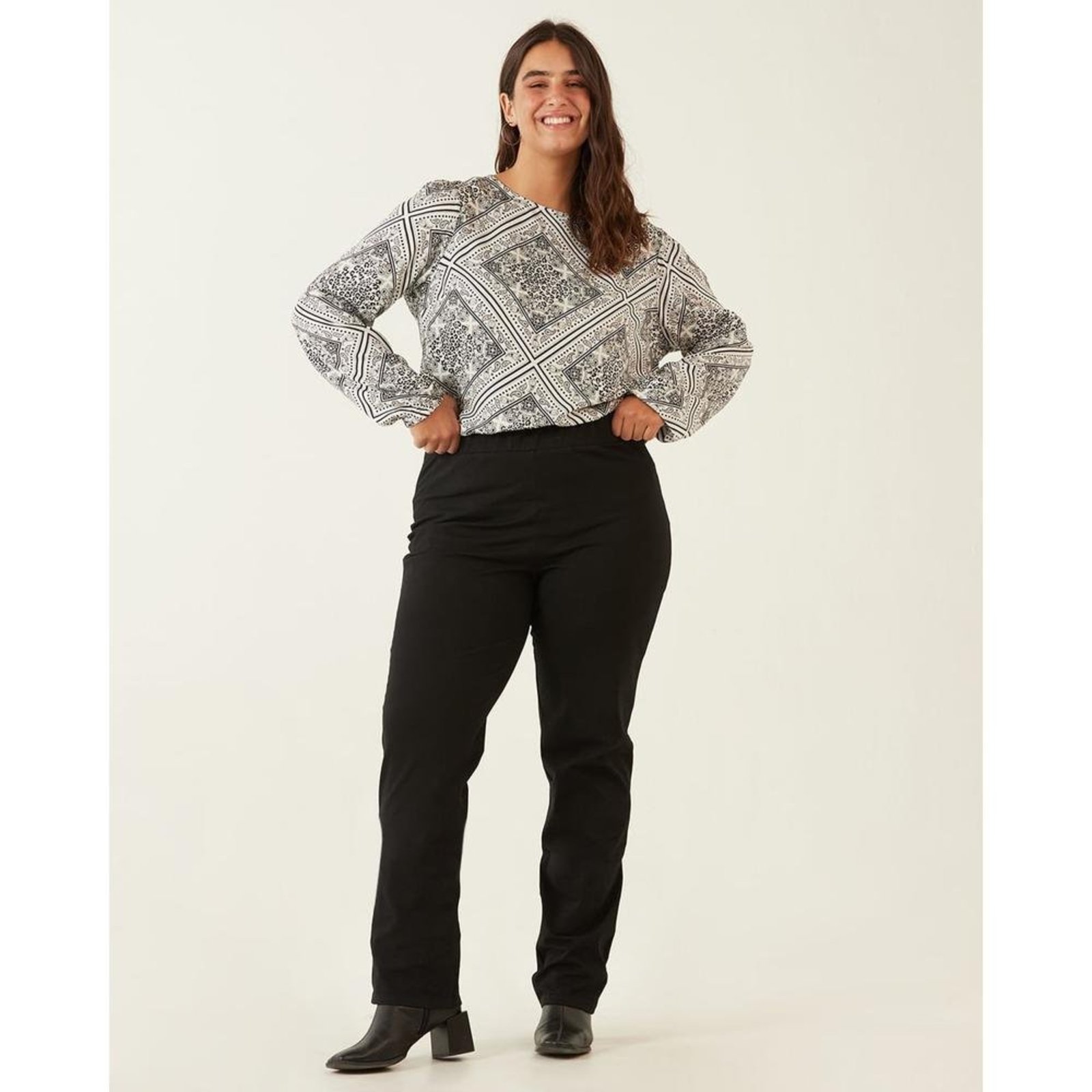 Vista 2 Calça Reta Básica Feminina Plus Size Cintura Média Em Algodão Malwee preto Malwee preto