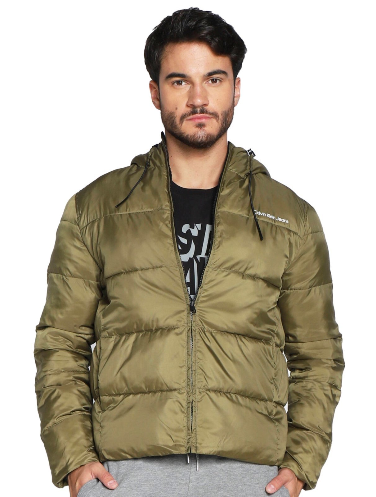 Vista 2 Jaqueta Calvin Klein Jeans Masculina Hoodie Matelassê Sust Logo verde oliva Calvin Klein verde oliva