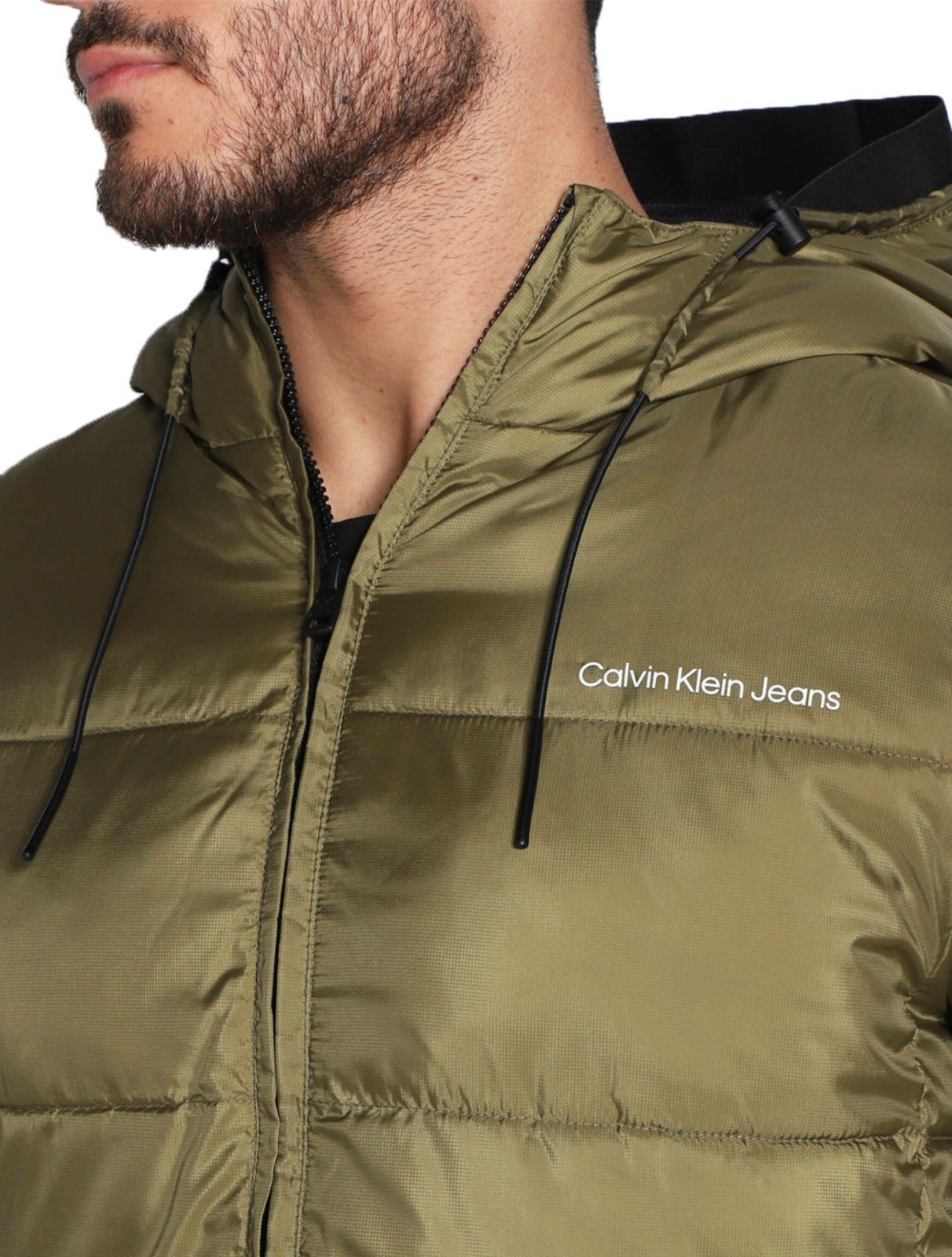 Vista 3 Jaqueta Calvin Klein Jeans Masculina Hoodie Matelassê Sust Logo verde oliva Calvin Klein verde oliva