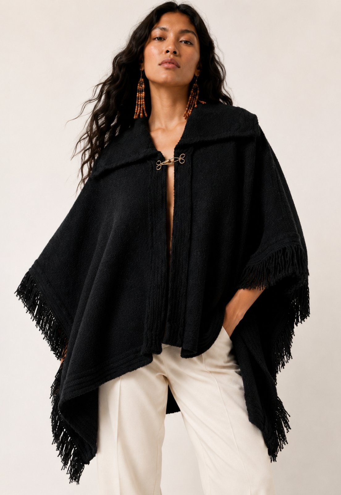 Poncho Amazonia Vital de Tricô de Frio Feminino Eclipse Amazônico Preto Inverno