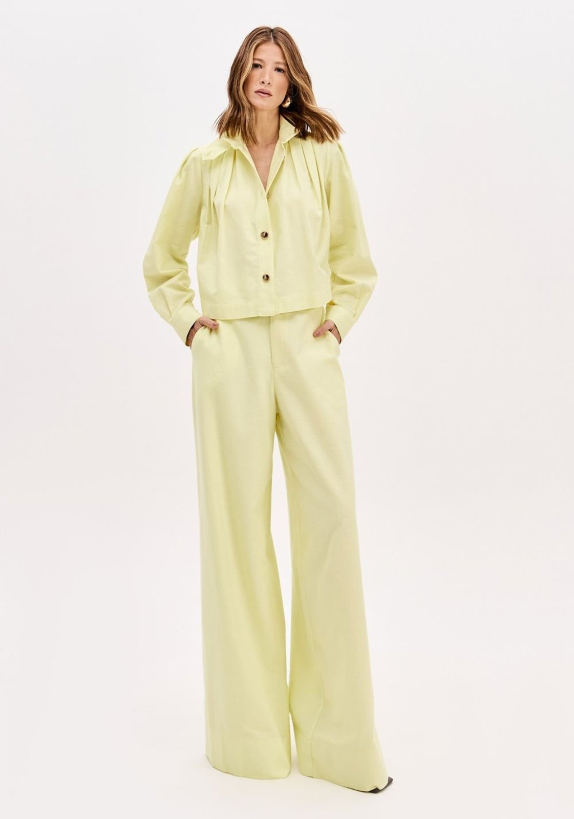 Calça Wide Leg Com Cintura Alta E Faixa Lança Perfume