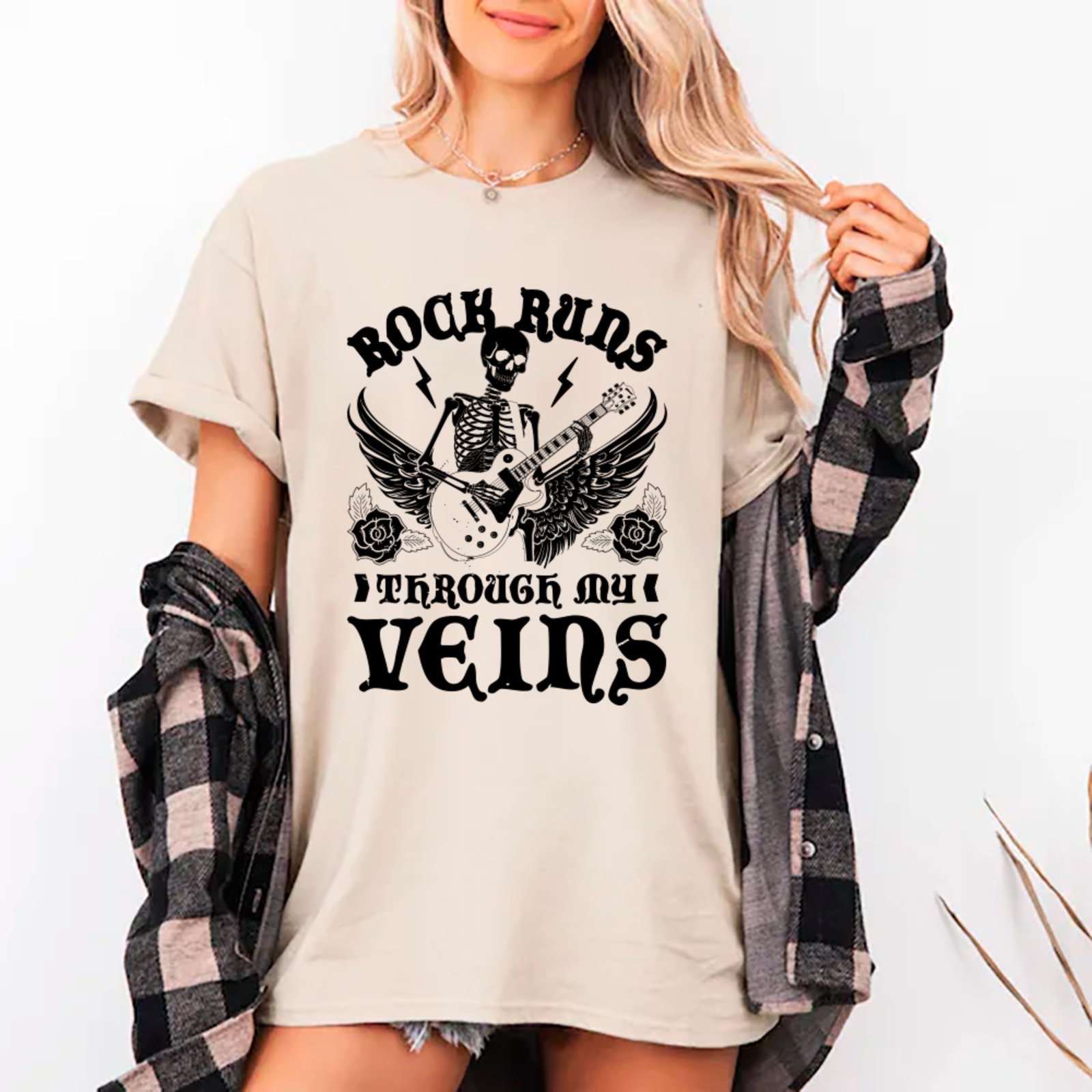 Camiseta Ousy Streetwear Rock Runs Through My Veins Oversized Unissex Off White