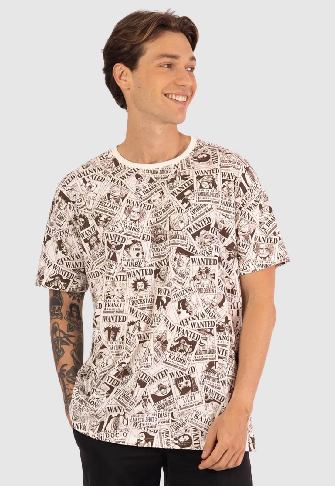 Camiseta Piticas Full Print One Piece Wanted Cartaz de Procurado Off White
