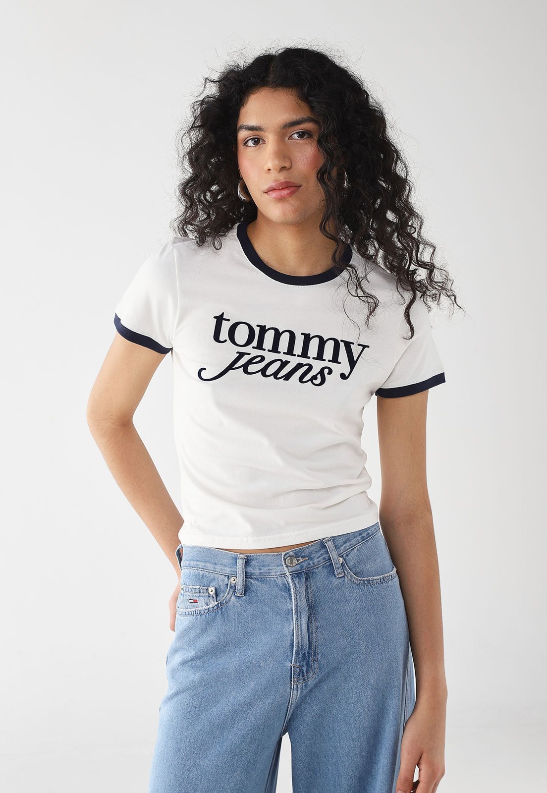 Vista 2 Camiseta Feminina Tommy Jeans TJW Slim Script Ringer Tee EX Branca branco Tommy Jeans branco