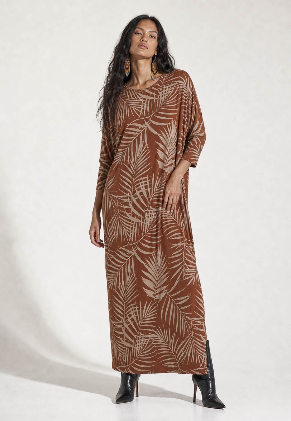 Vestido CabanaFree Longo Morcego Assimétrico Estampa Palmas da Terra