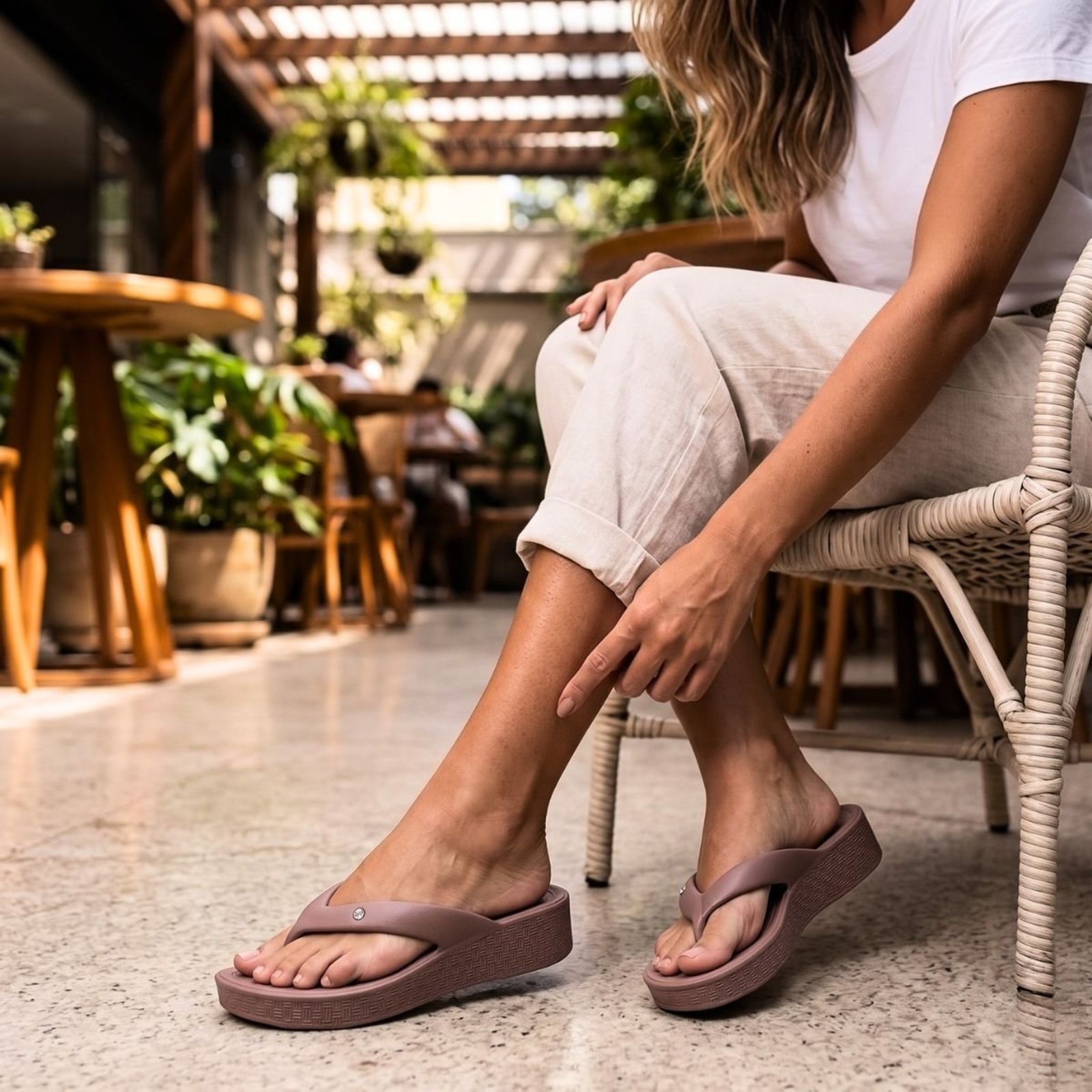 Tamanco Feminino Plataforma Casual de Dedo, Sandália Chinelo Verão Feminino Mulher Elegante Material E.V.A Leve