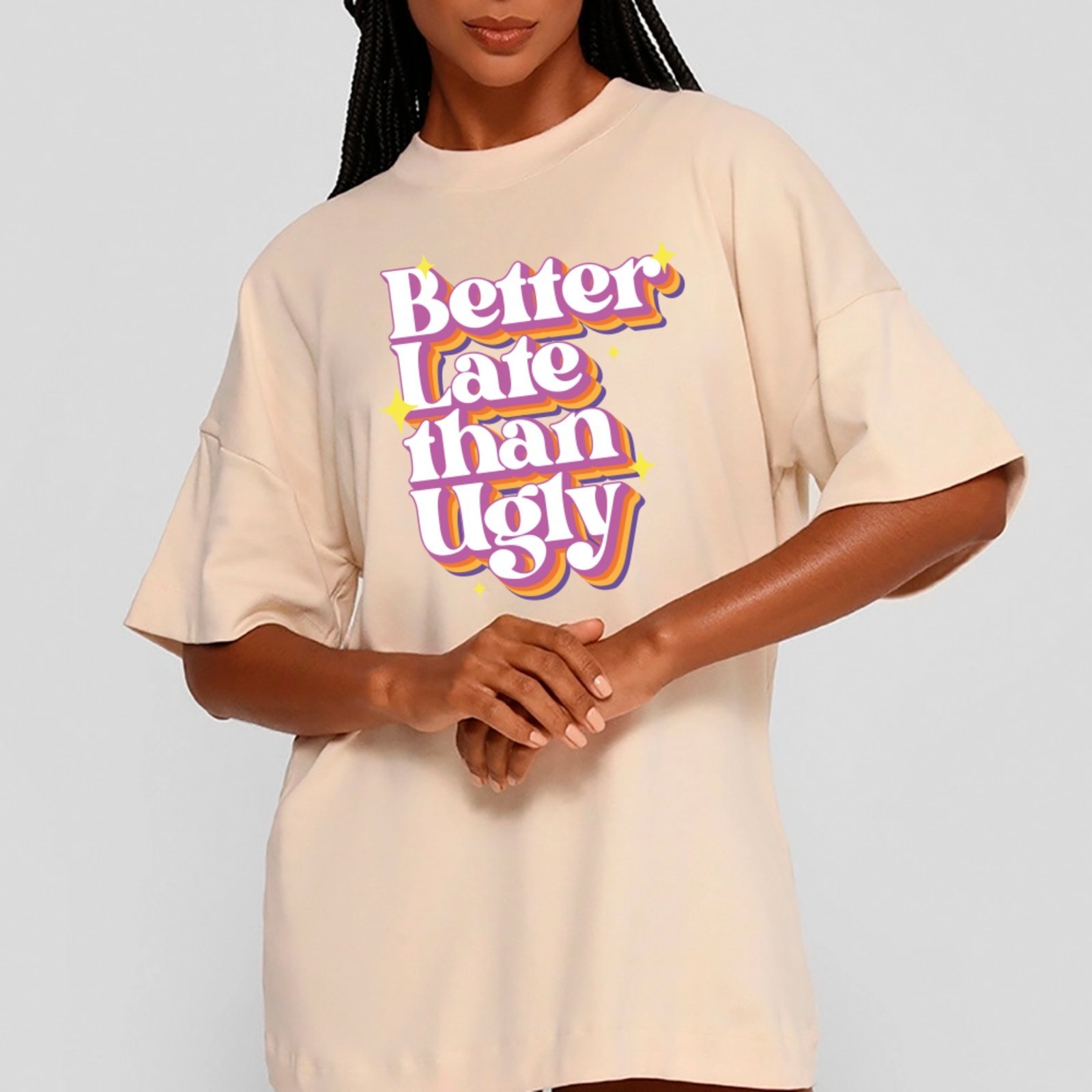 Camiseta Ousy Better Late Than Ugly Oversized Unissex Off White