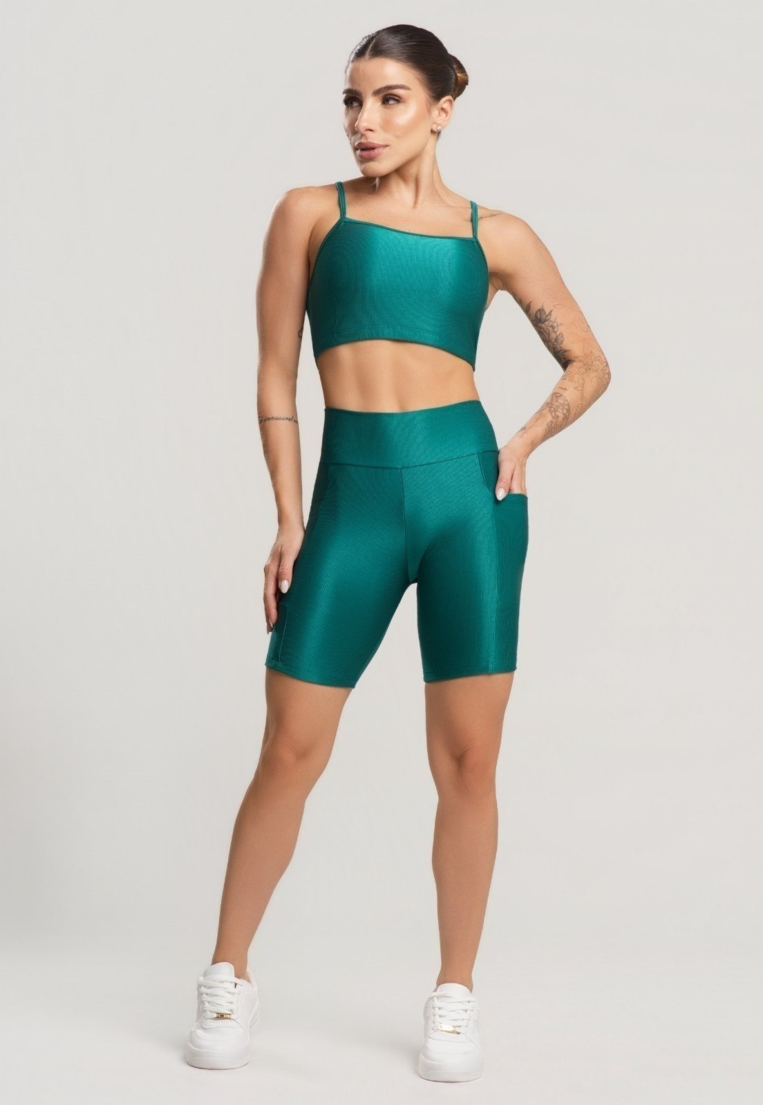 Conjunto Serra e Mar Modas Fitness Top e Bermuda Com Bolso Blackout Alcinha Slim Canelado Sem Transparência Academia Verde