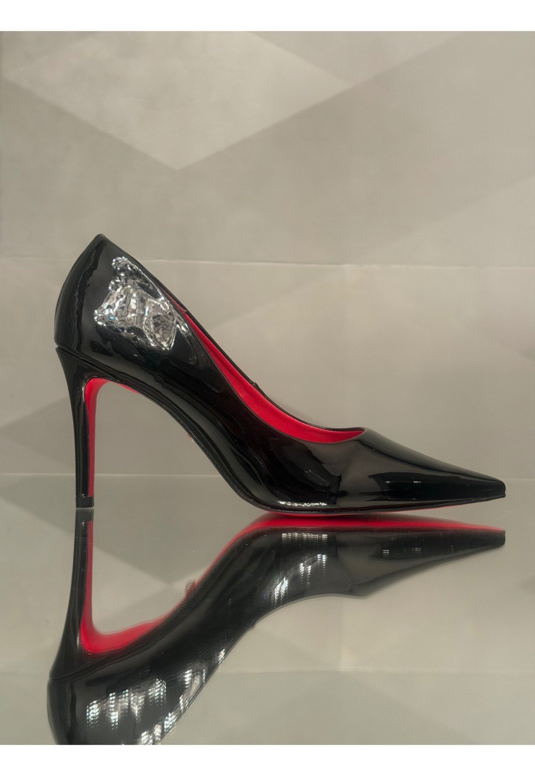 Scarpin Verniz Preto Salto 9cm INTERIOR E SOLA VERMELHO
