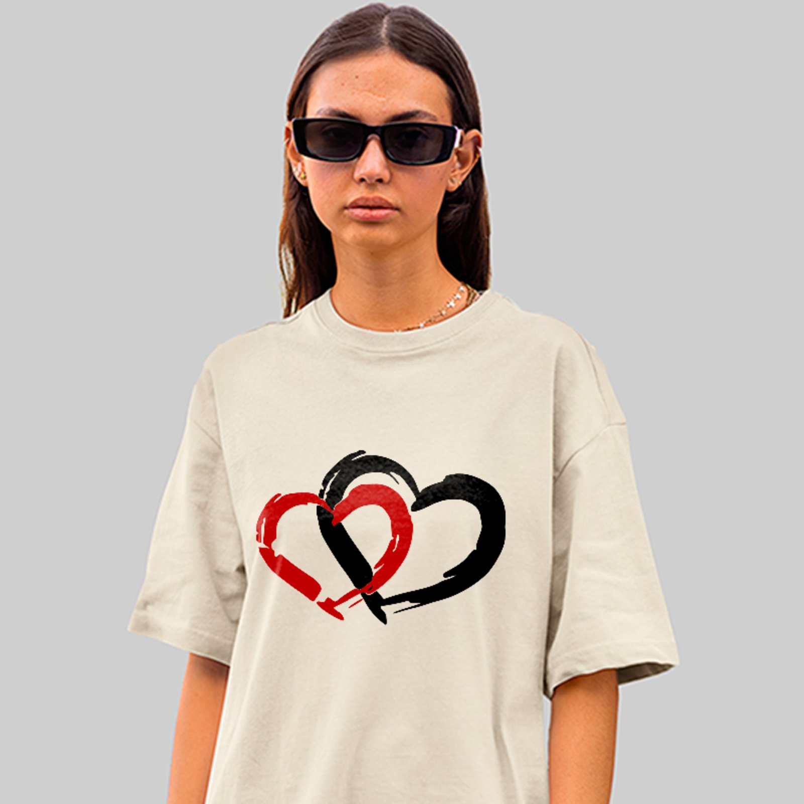 Camiseta Oversized Corações Entrelaçados Love Minimalista Unissex Off White