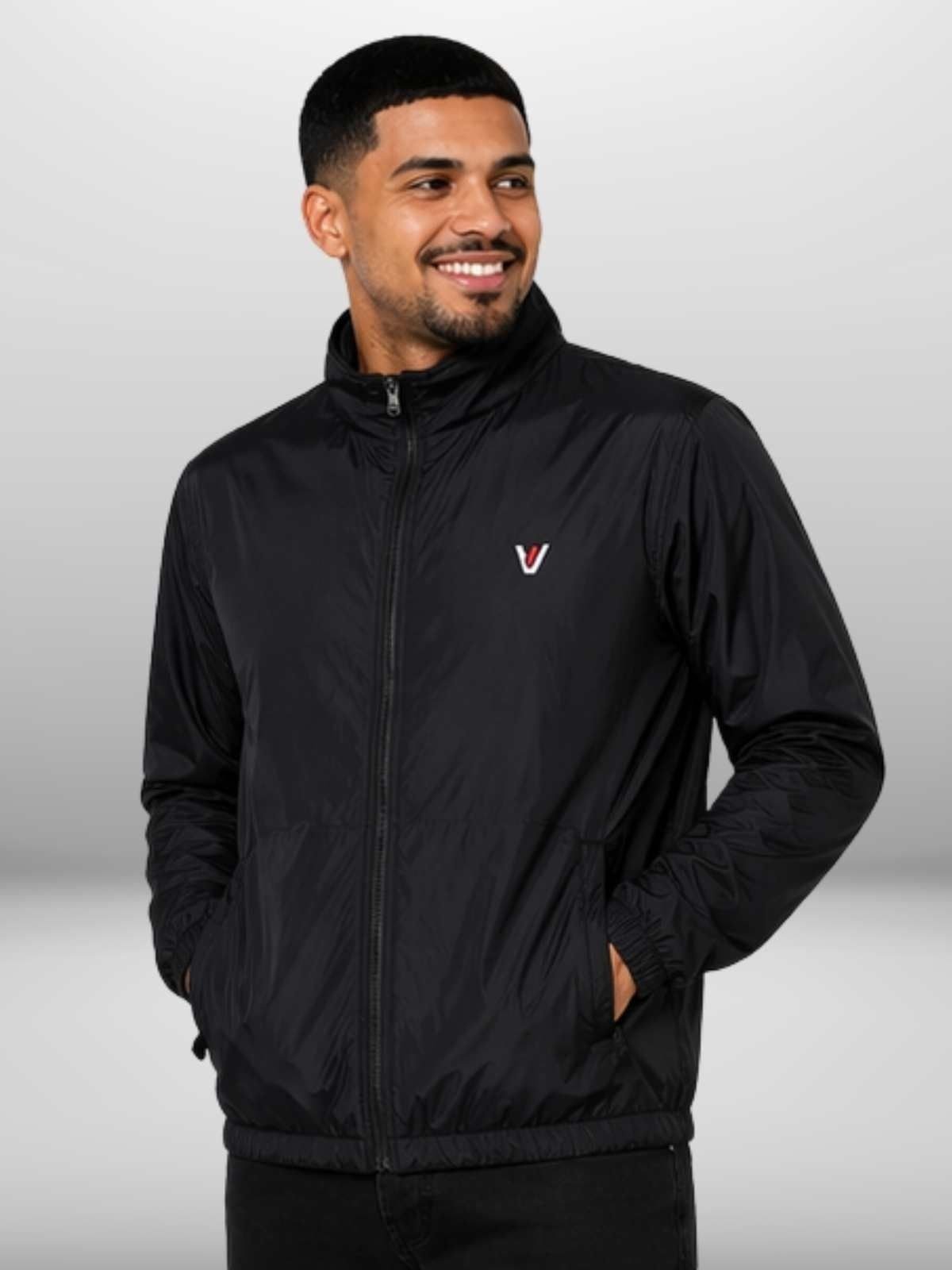 Jaqueta Masculina Corta Vento Preta com Zíper Gola Alta Bolsos Casual Esportiva Moderna
