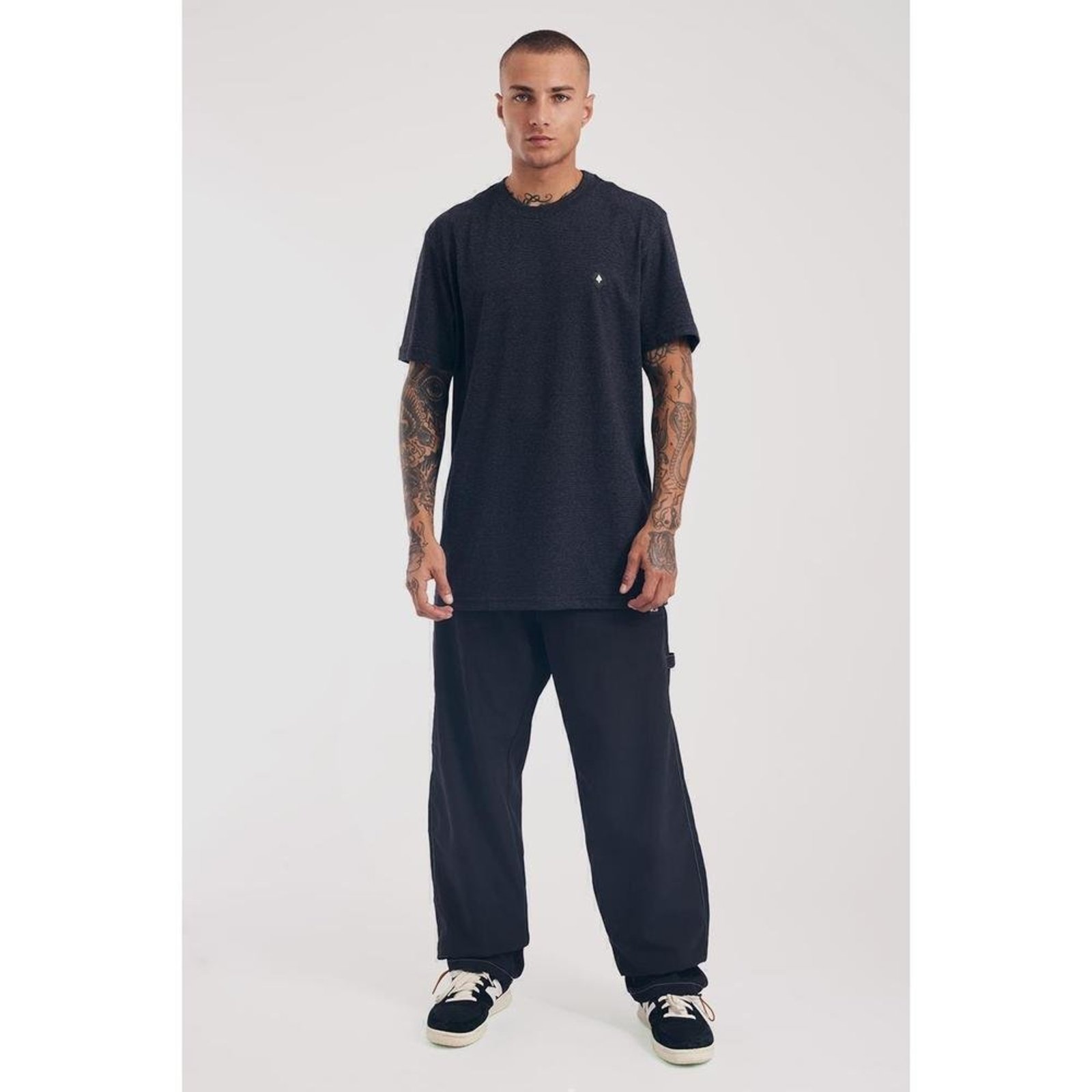 T-Shirt Especial Listrada Preto