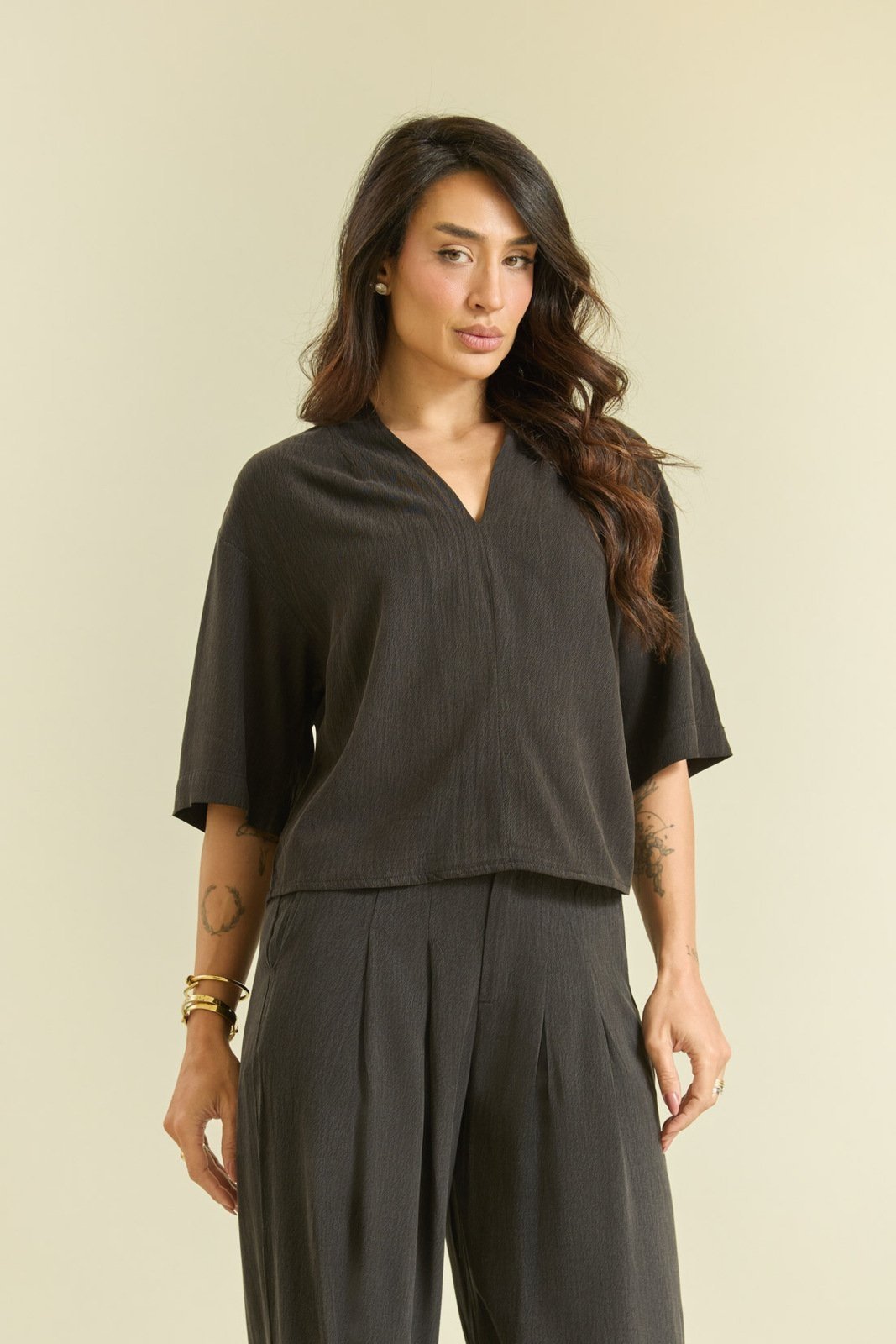 Blusa Feminina com Decote em V Manga 3/4 Preto Lemier Collection