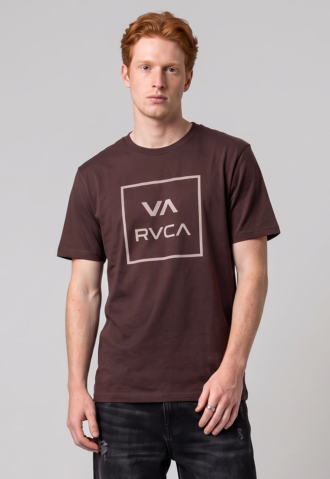 Camiseta Masculina RVCA Logo Marrom
