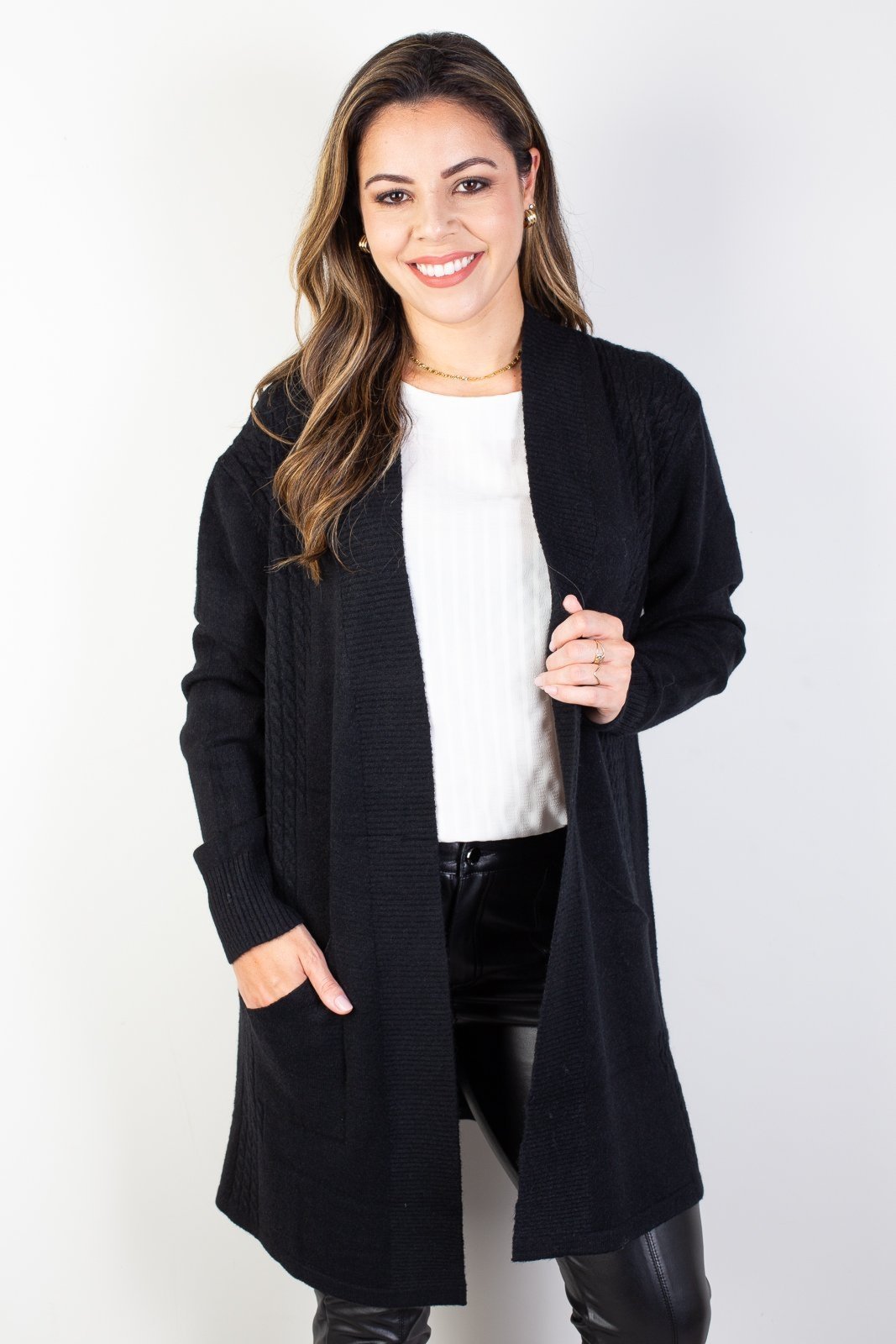 Cardigan alongado feminino com bolsos 81131 - Preto