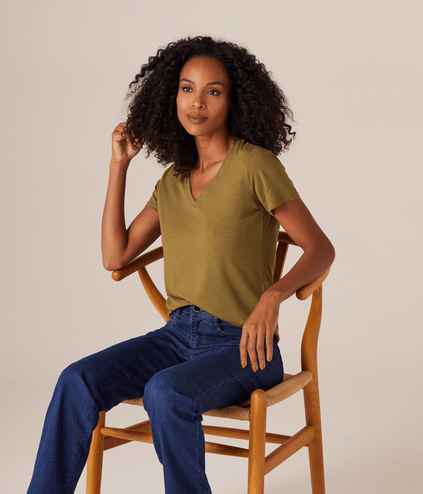 Blusa Básica Visco Flamê Decote V Feminina Verde Militar
