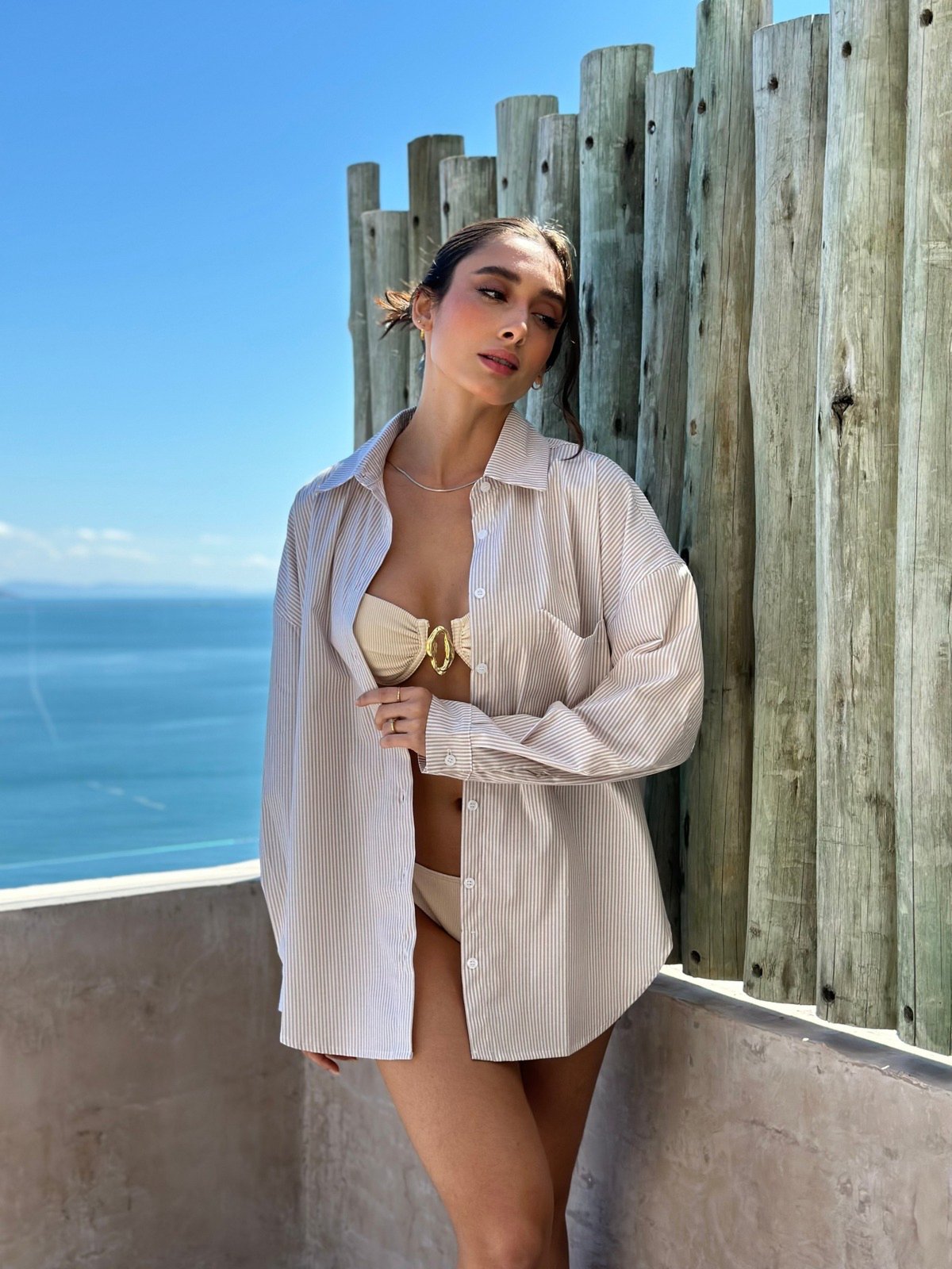Vista 3 Camisa Listras Giulia Pitaia Beachwear Bege e Branco listrado Pitaia Beachwear listrado