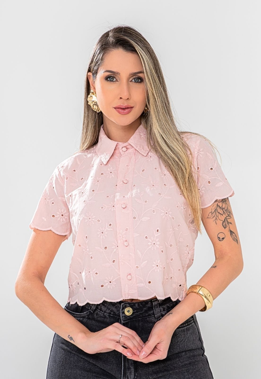 Camisa Cropped Manga Curta Renda Lesie Botoes de Ajuste Elegancia e Comforto Linha Premium -Rosa
