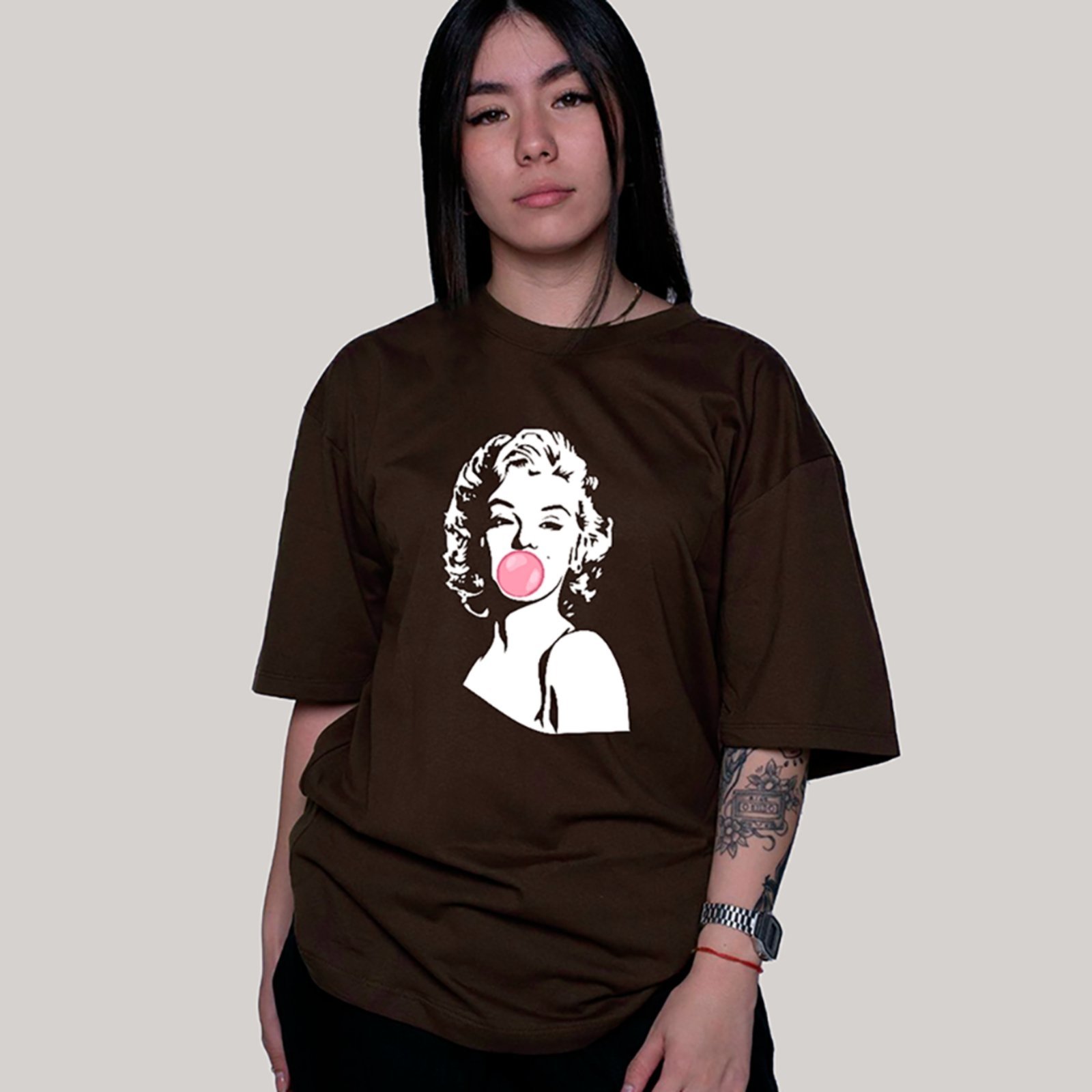Vista 2 Camiseta Ousy Unissex Streetwear Marilyn Monroe Bubble Gum Vintage Oversized branco ousy branco