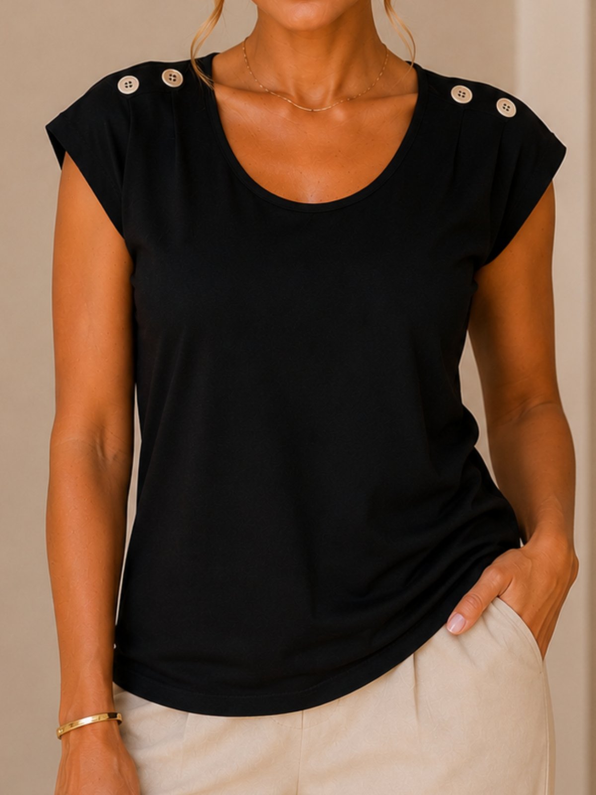 Blusa Feminina Preta com Botões nos Ombros Manga Curta Elegante Confortável e Versátil