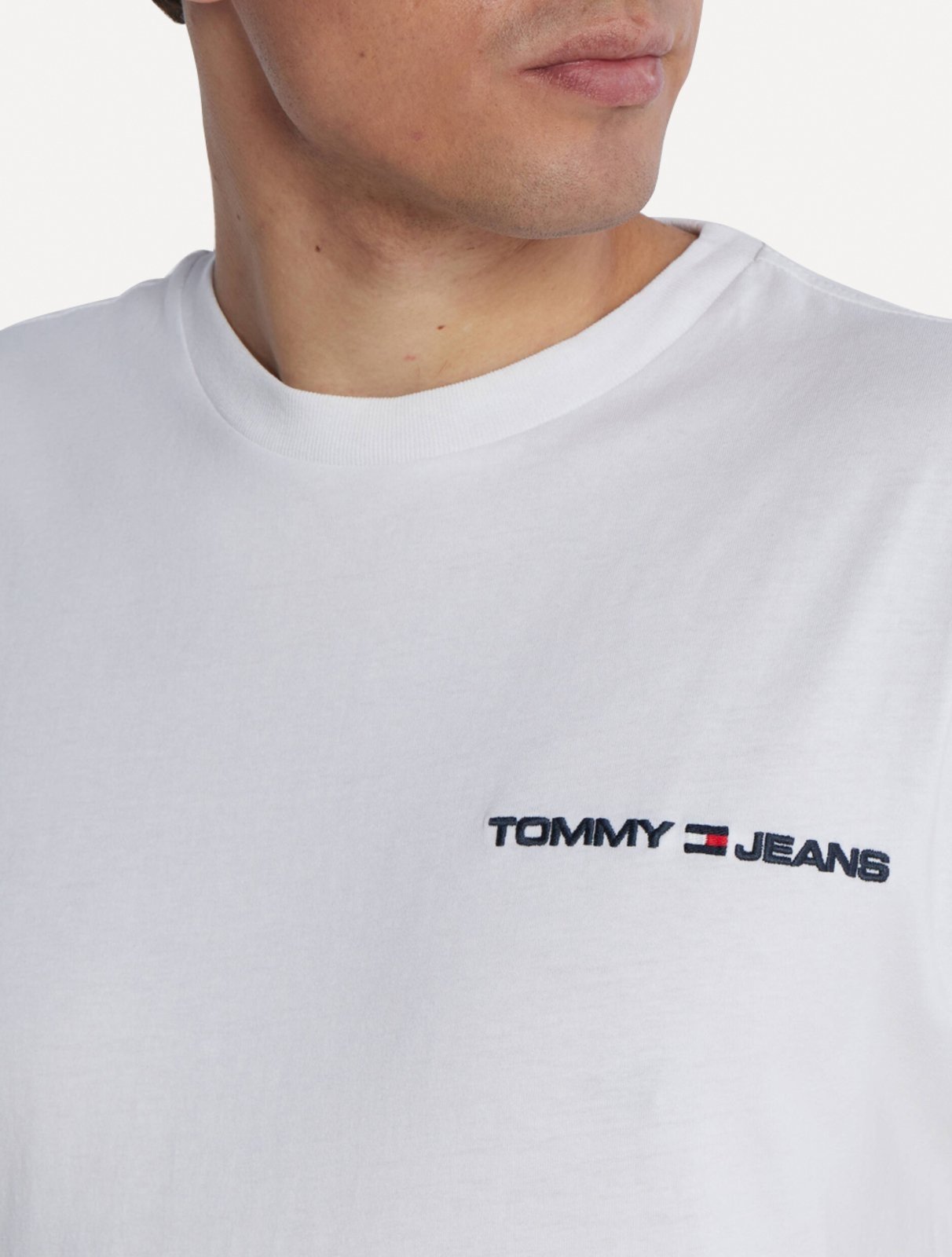Vista 3 Camiseta Tommy Jeans Masculina Classic Linear Embroidered Chest Branca branco Tommy Jeans branco