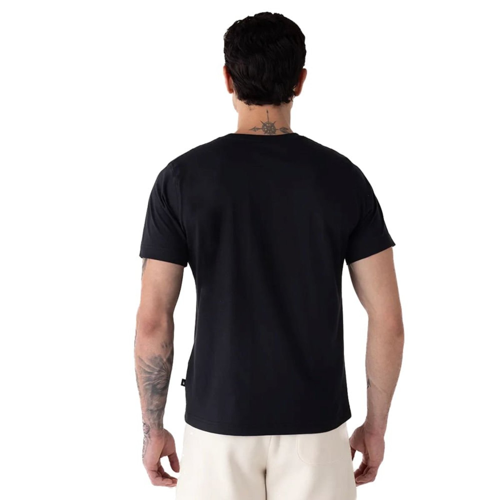 Vista 3 Camiseta Masculina New Balance Estampa Branco preto New Balance preto
