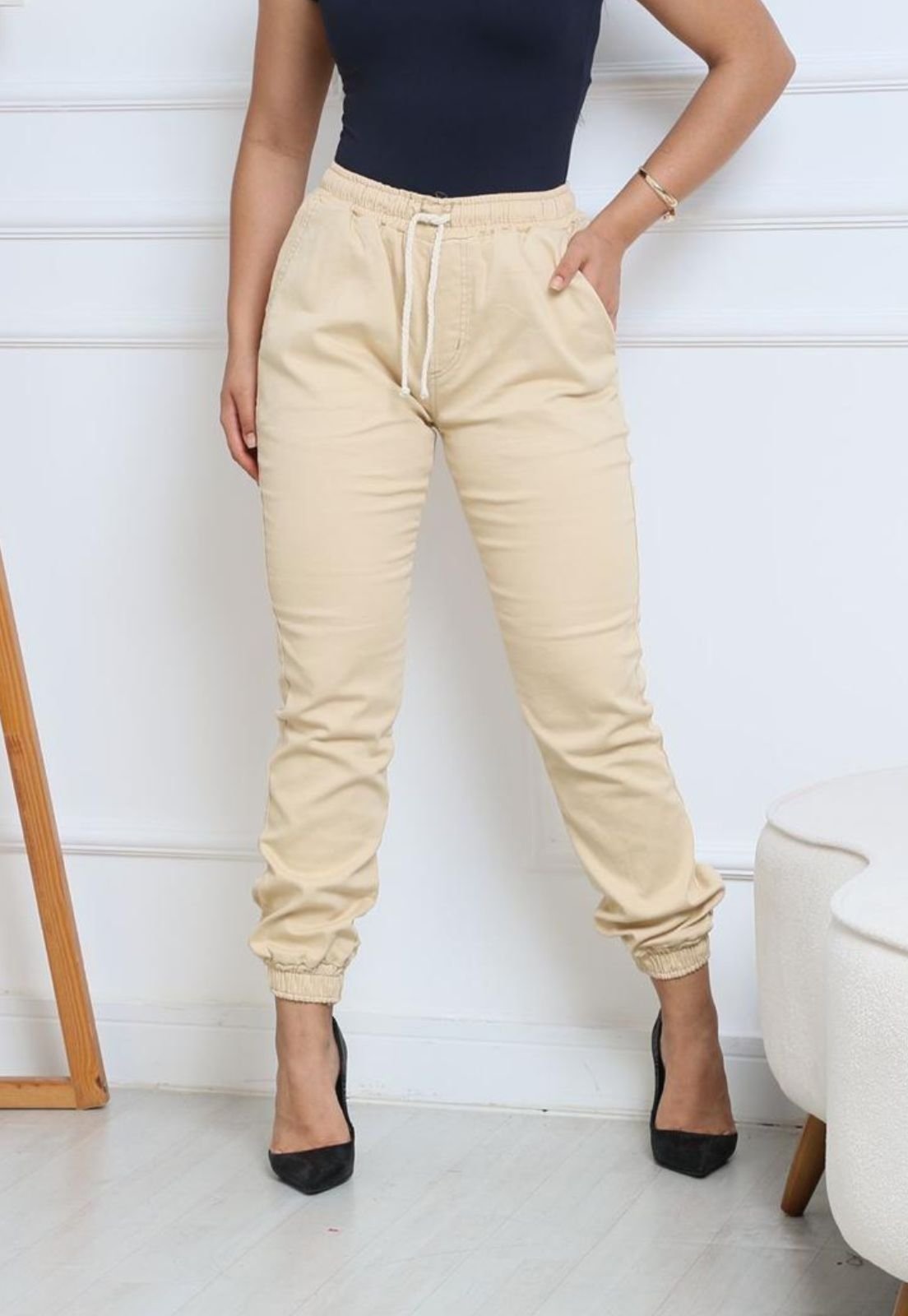 Calça Jogger Feminina Com Bolsos e Elástico Cor Bege Moda Fashion Tendência