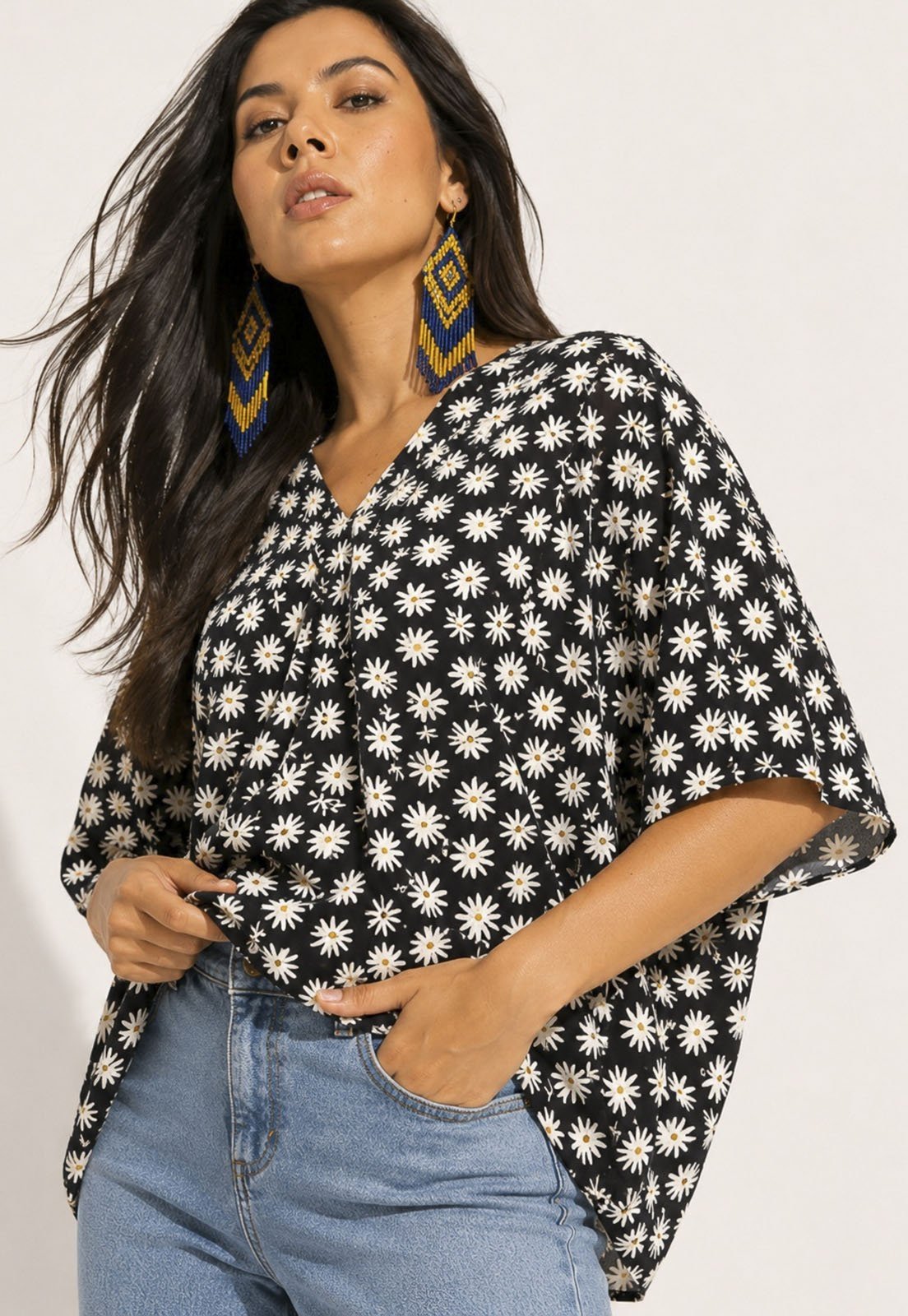 Blusa Cabanafree Gola V Manga Curta Estampa Encanto das Margaridas
