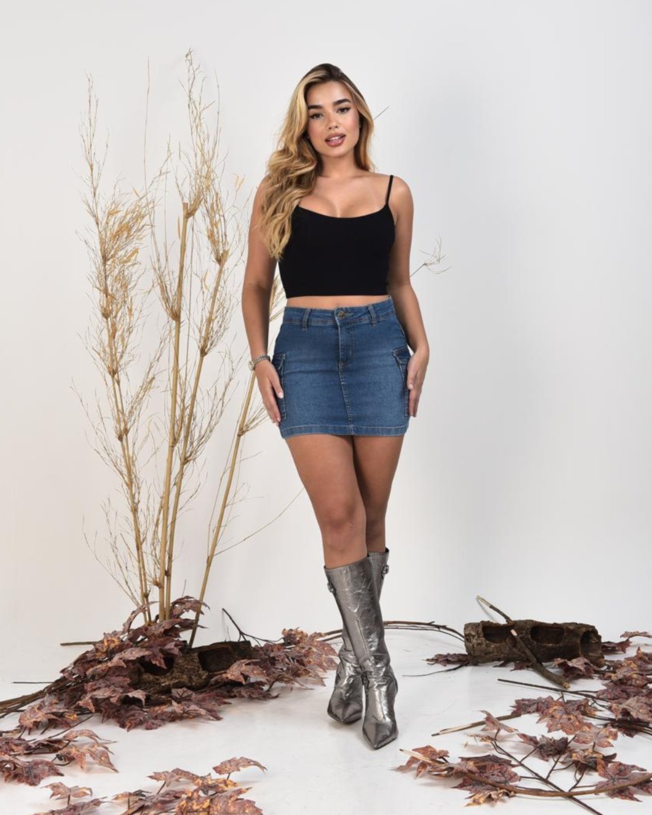 Saia Jeans Cargo Curta KIRIDAS JEANS Clássica de Cintura Alta com Bolsos Laterais – Estilo Casual e Confortável