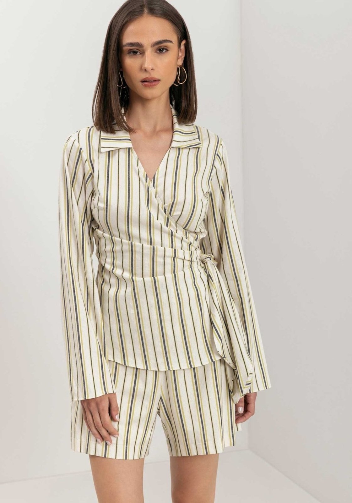 Blusa Transpassada De Mangas Longas Em Linho Leve Listrado