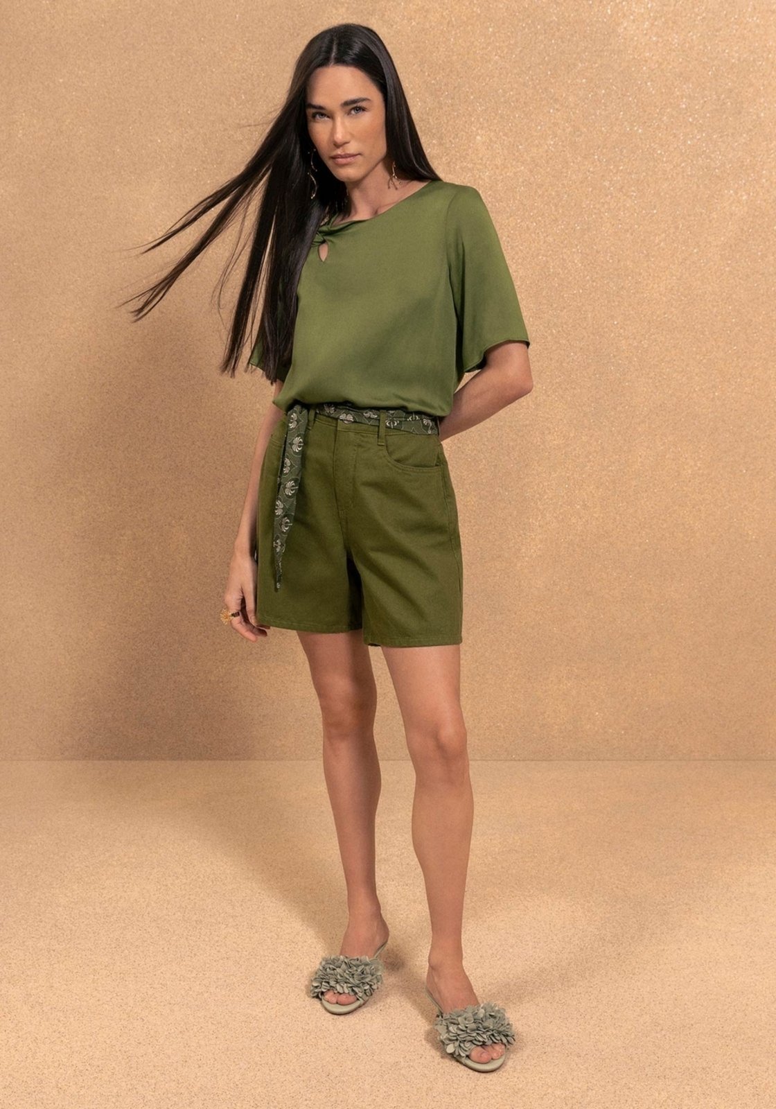 Blusa Fluida De Mangas Curtas Com Recorte Lateral E Torção