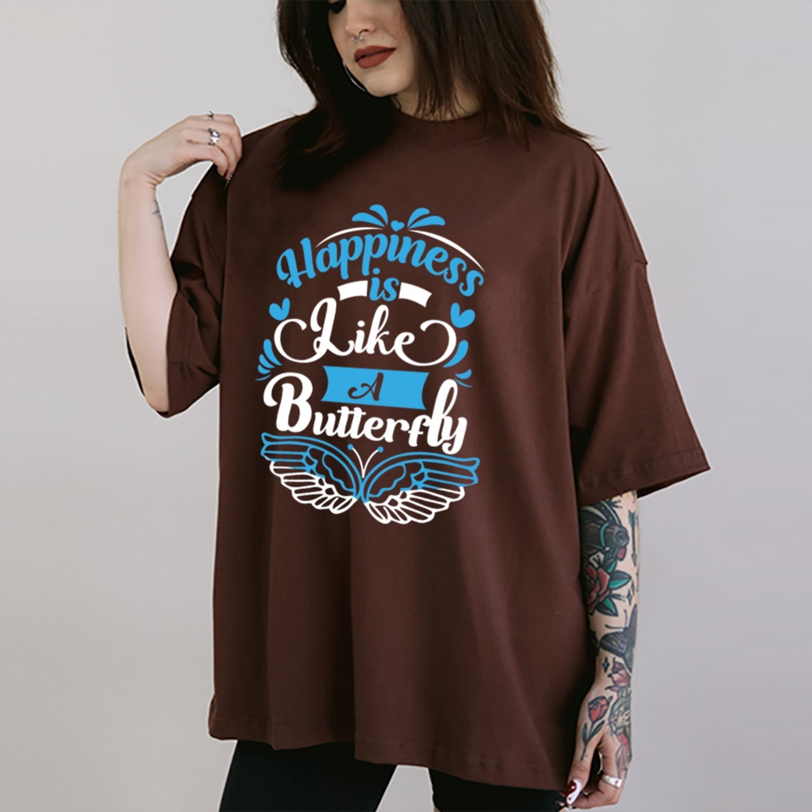 Camiseta Ousy Happiness is Like a Butterfly Oversized Feminina Marrom