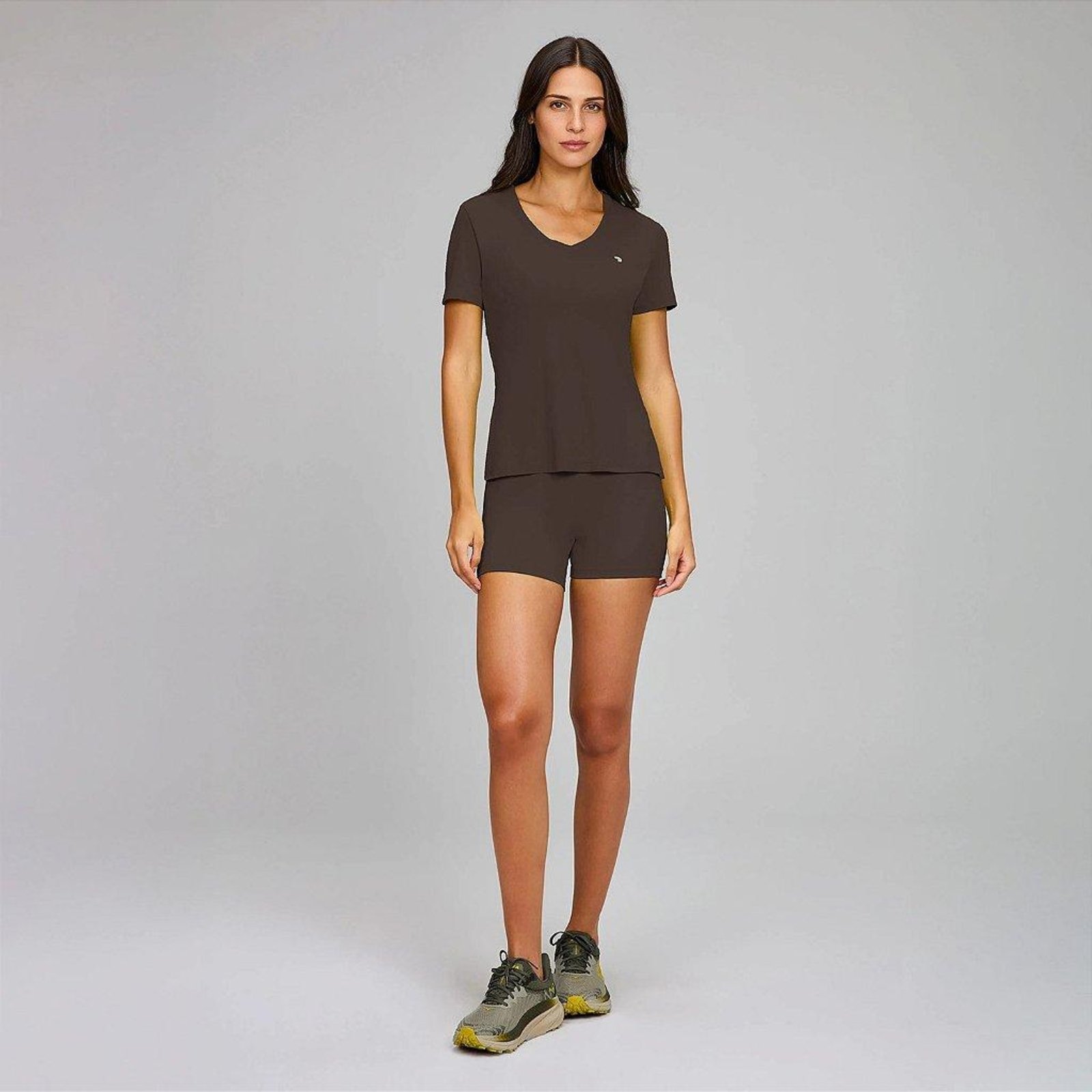 T-Shirt Alto Giro Eterna Gola V OU26 Feminina Marrom Noite Marrom