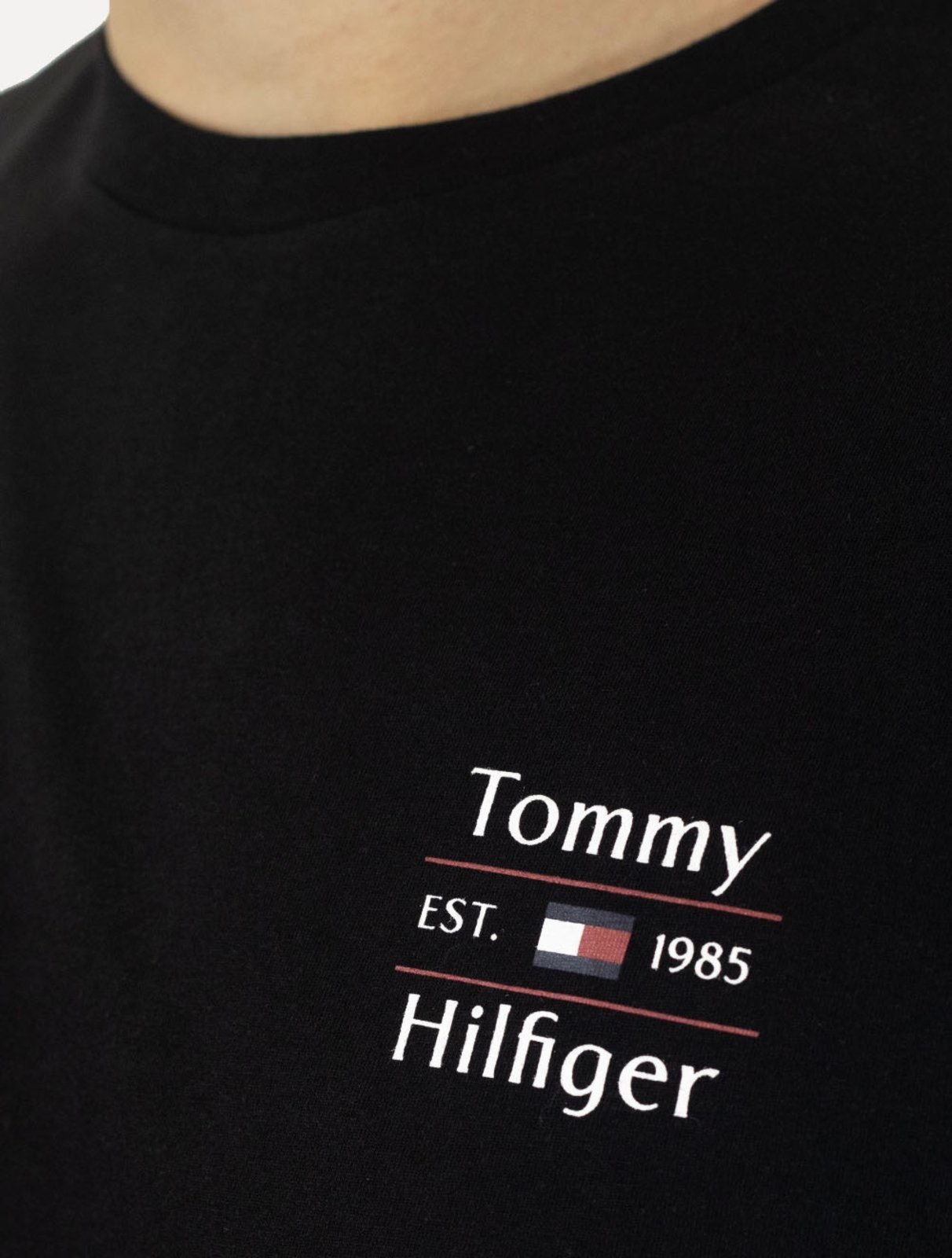 Vista 3 Camiseta Tommy Hilfiger Masculina Regular Stack Preta preto Tommy Hilfiger preto