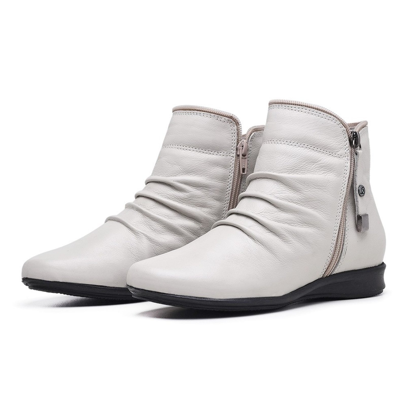 Bota Cano Curto Rasteira de Couro Feminina Gelo