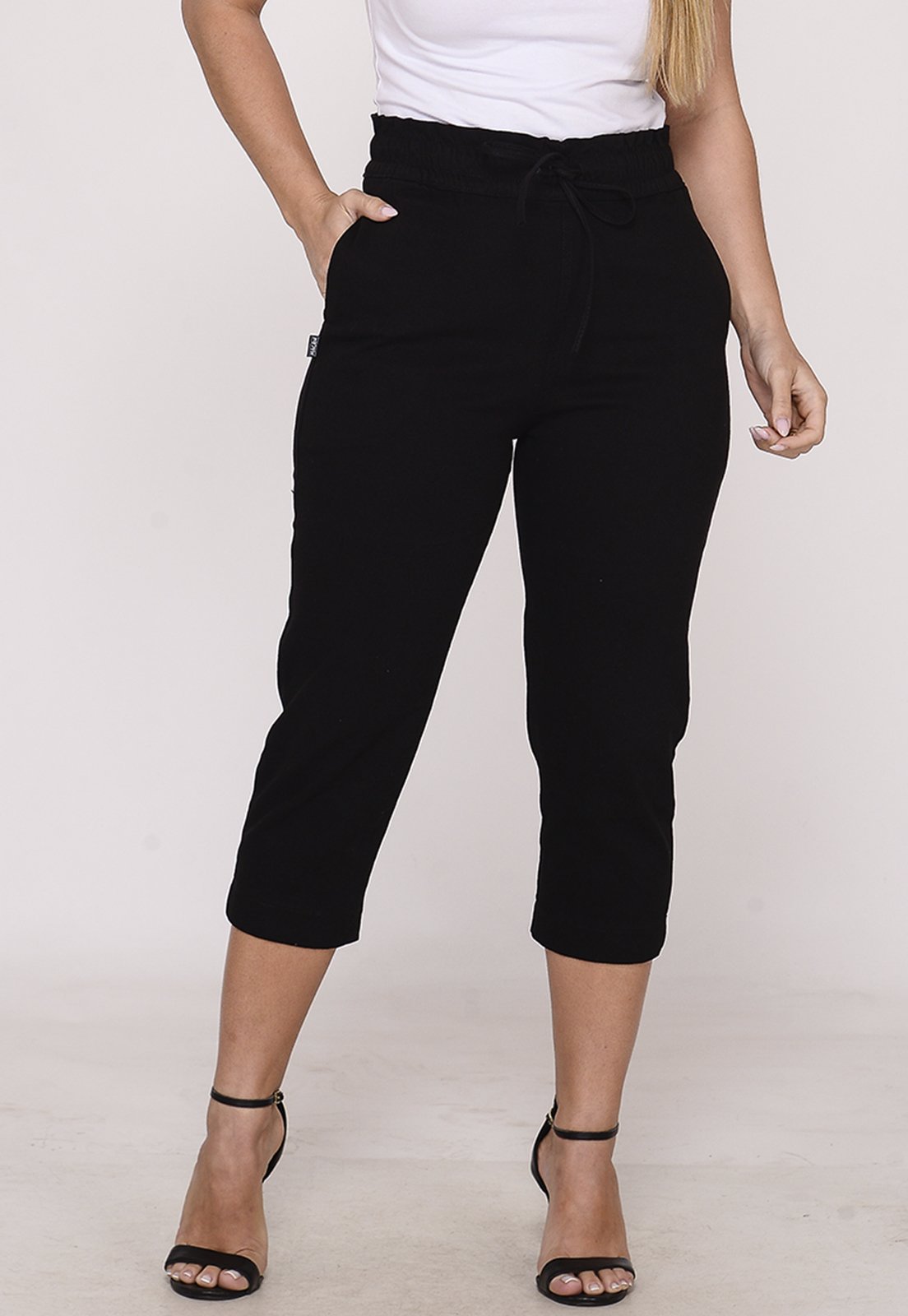 Calça Capri Feminina em Sarja Cintura Alta Elástico Cordão Ajustável Preto