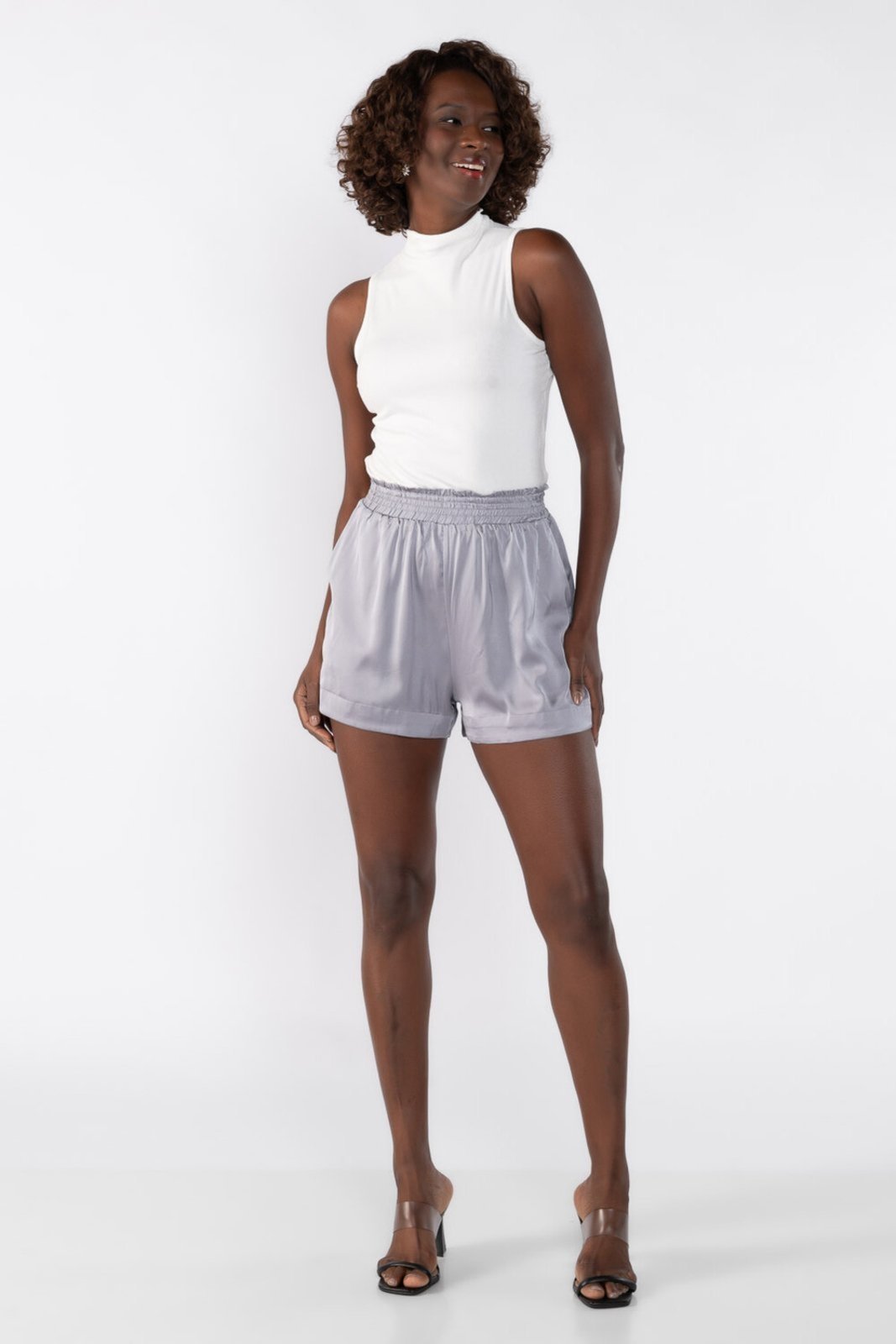 Shorts acetinado com elastico na cintura Cinza