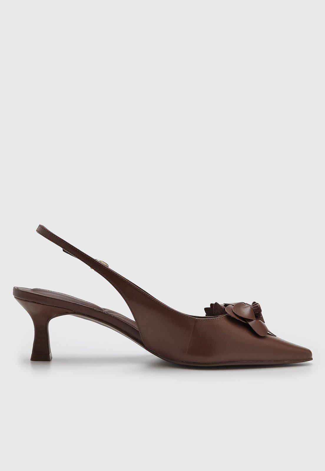 Vista 3 Scarpin Feminino Loucos e Santos Slingback Flor marrom Loucos e Santos marrom