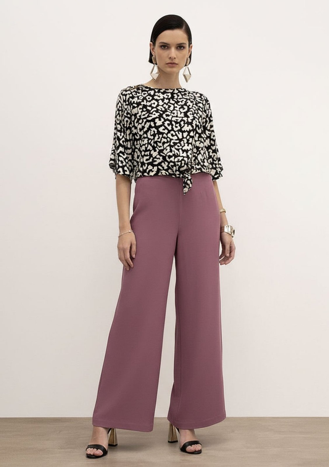 Blusa Iódice Solta Decote Careca Manga Curta Cropped Preto