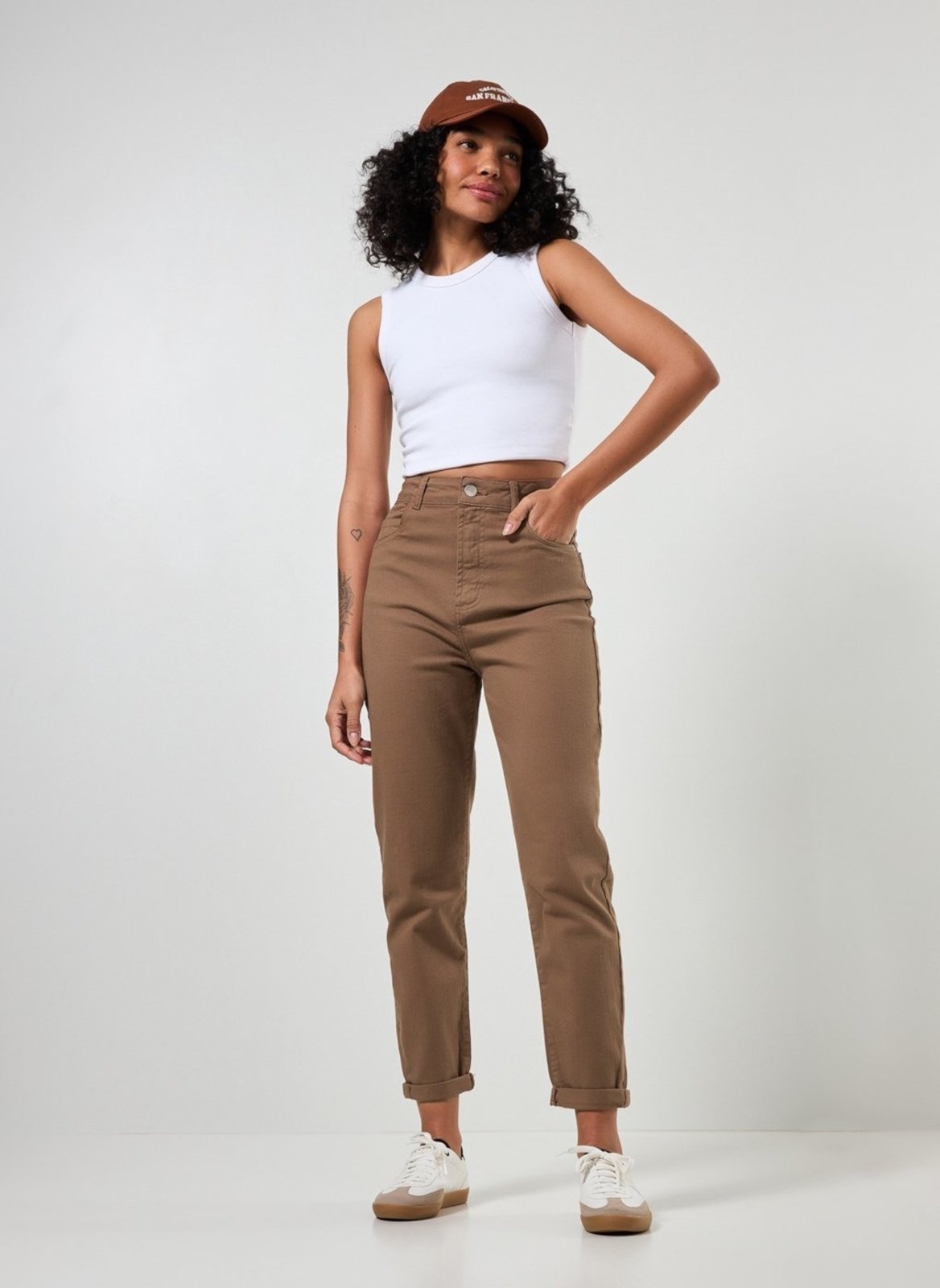 Calça Mom De Sarja Com Elastano