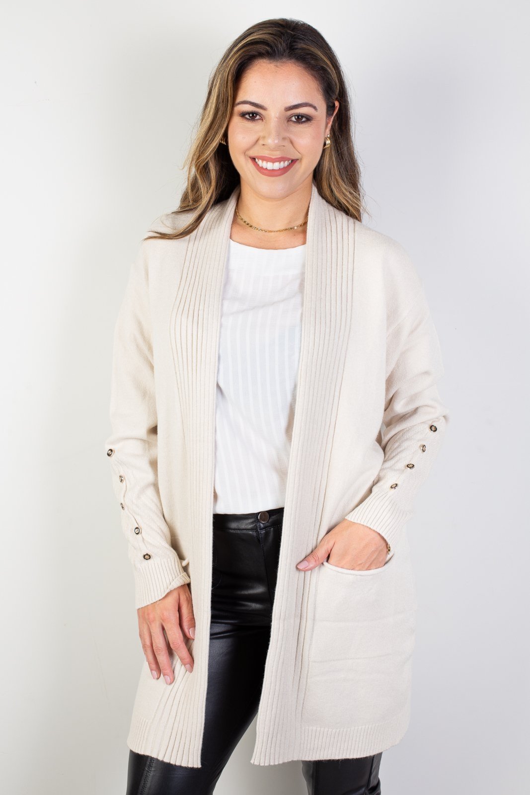 Cardigan alongado bolsos e botões na manga 81213 – Cru
